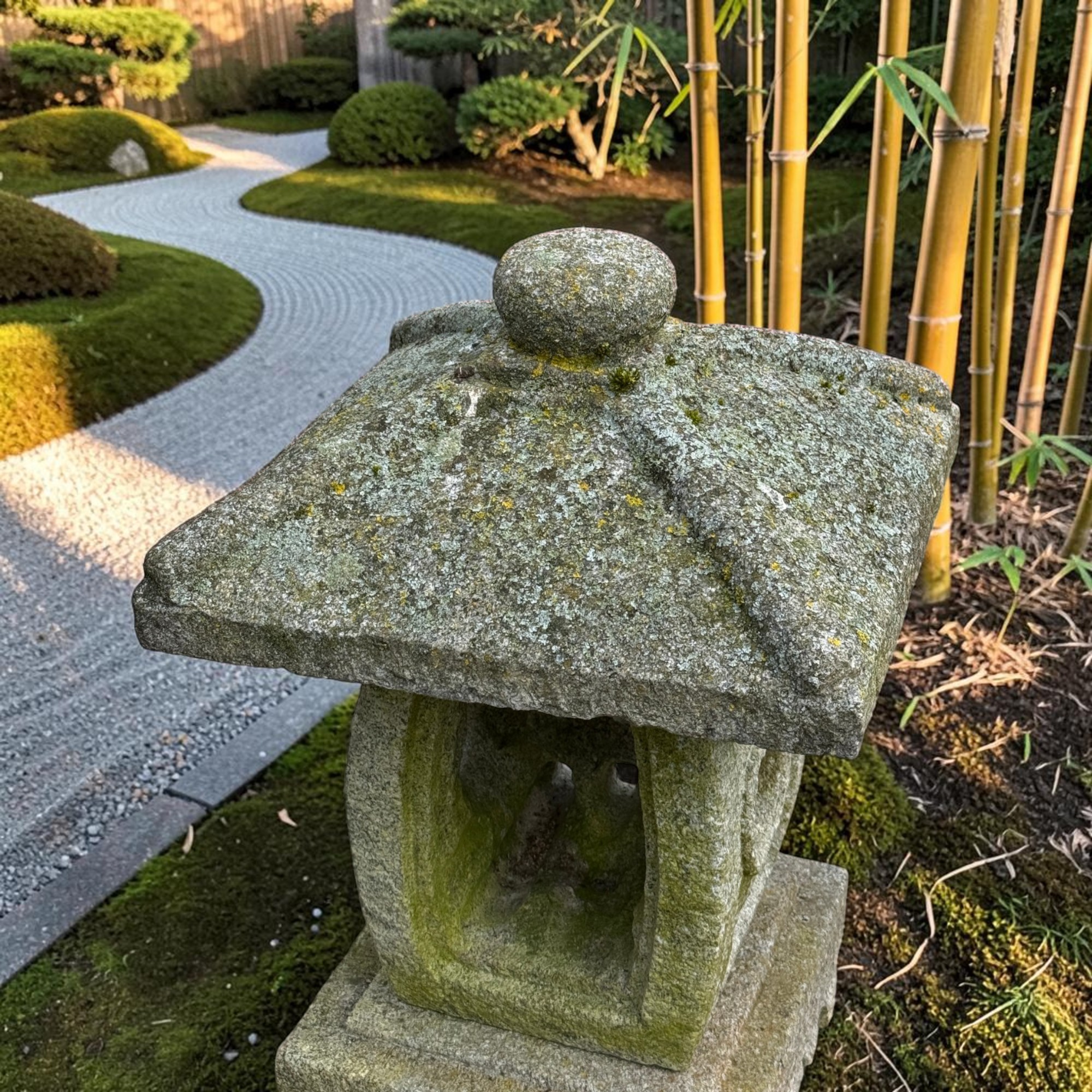 Alte Japanische Steinlaterne Granit 62cm - Ikekomi-Stil - Bemoost & Frostfest