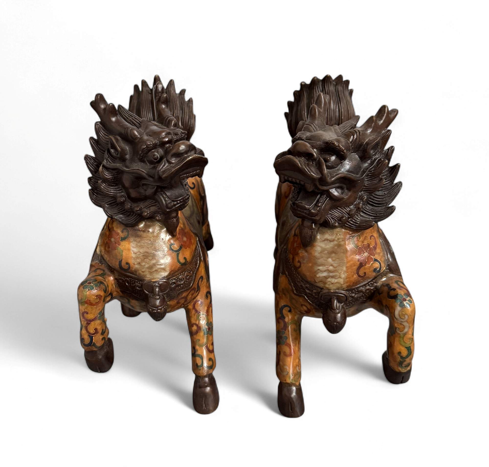 Chinesische Qilin Figuren aus Bronze / Cloisonne Skulpturen