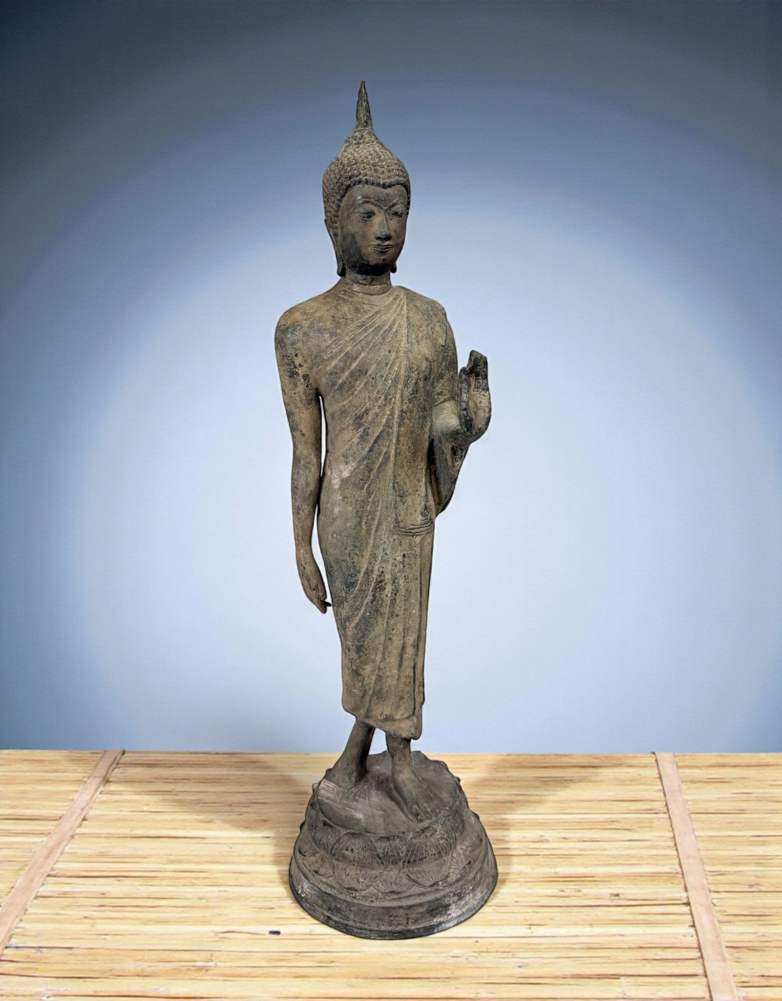 Walking Buddha aus Bronze – Thailand – 65,5 cm – Alte Bronzefigur aus deutscher Sammlungsauflösung Walking Buddha aus Bronze – Thailand – 65,5 cm – Alte Bronzefigur aus deutscher Sammlungsauflösung