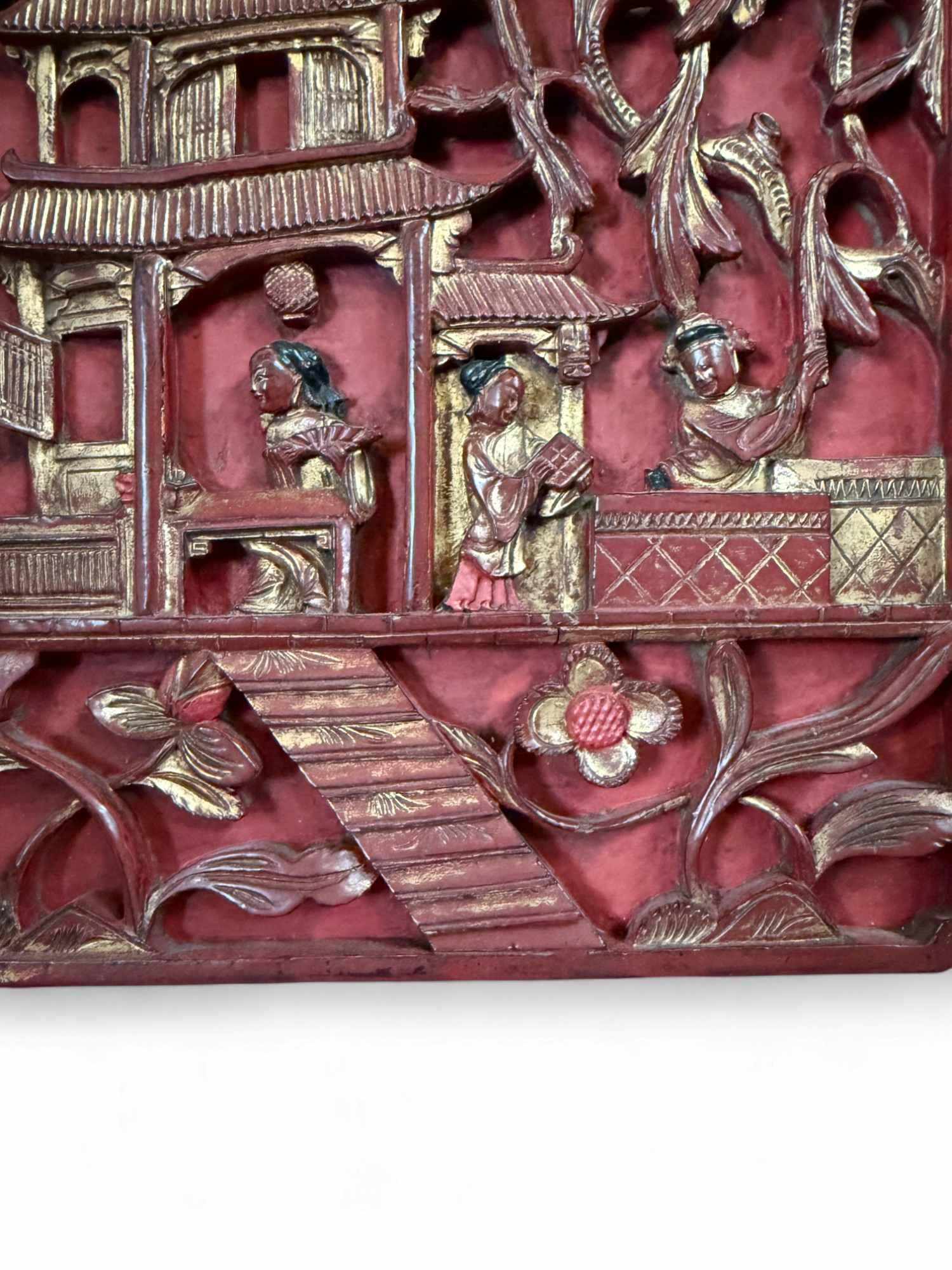 Chinesisches Holzrelief mit Restvergoldung – geschnitzte Wanddekoration Chinesisches Holzrelief mit Restvergoldung – geschnitzte Wanddekoration