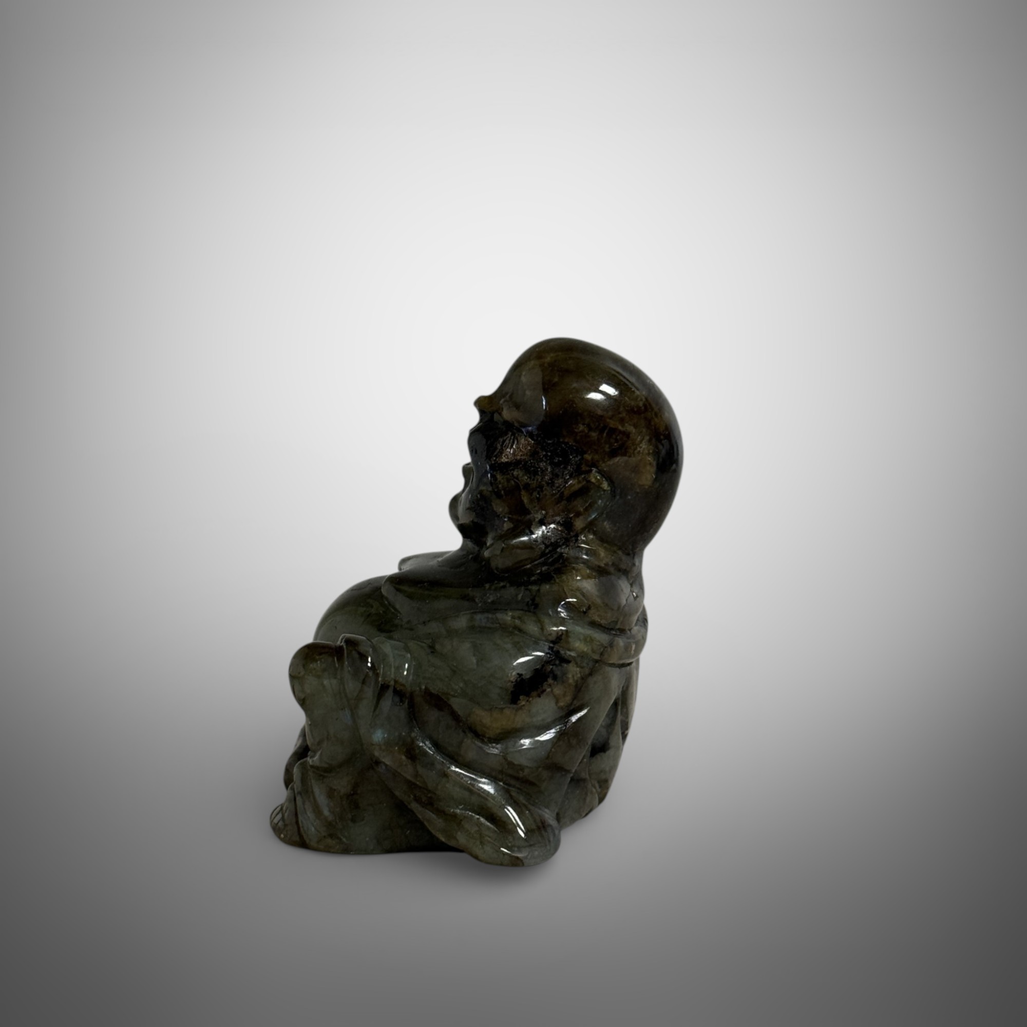 Happy Budai aus Labradorit – Glücksbuddha Edelstein Skulptur