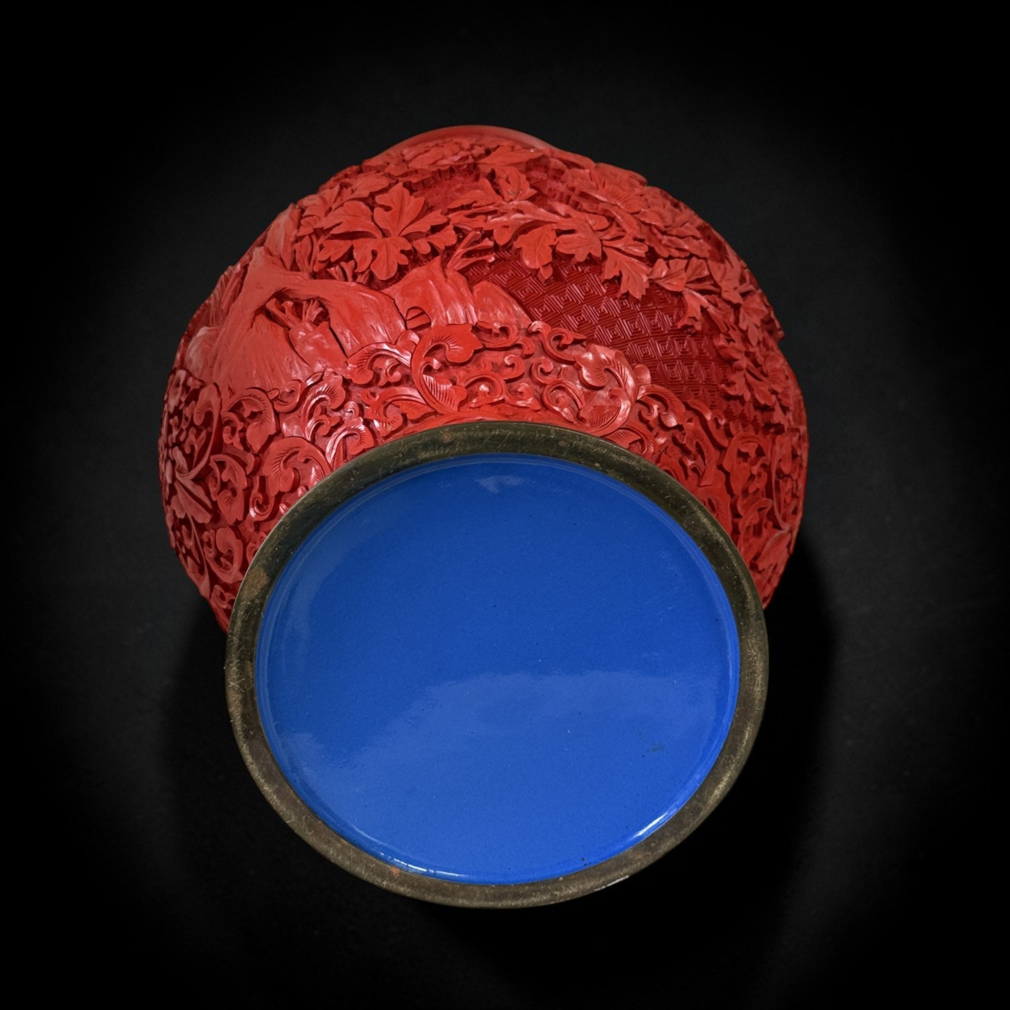 Chinesische Zinnoberlack-Vase – 38 cm, florale Schnitzerei, ca. 1990er Jahre