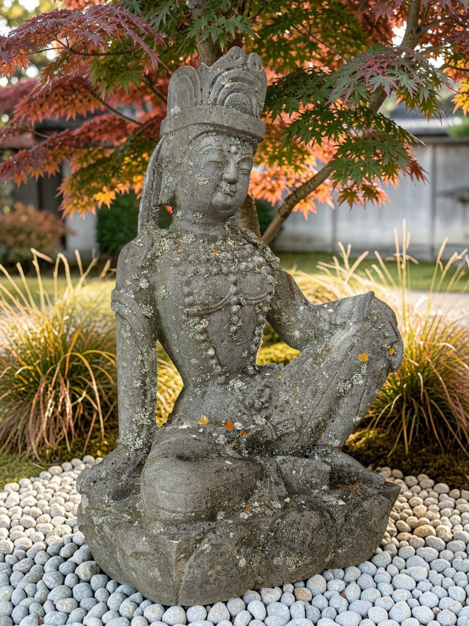 Guanyin Skulptur aus Naturstein – Alte asiatische Gartenfigur, 50 cm hoch
