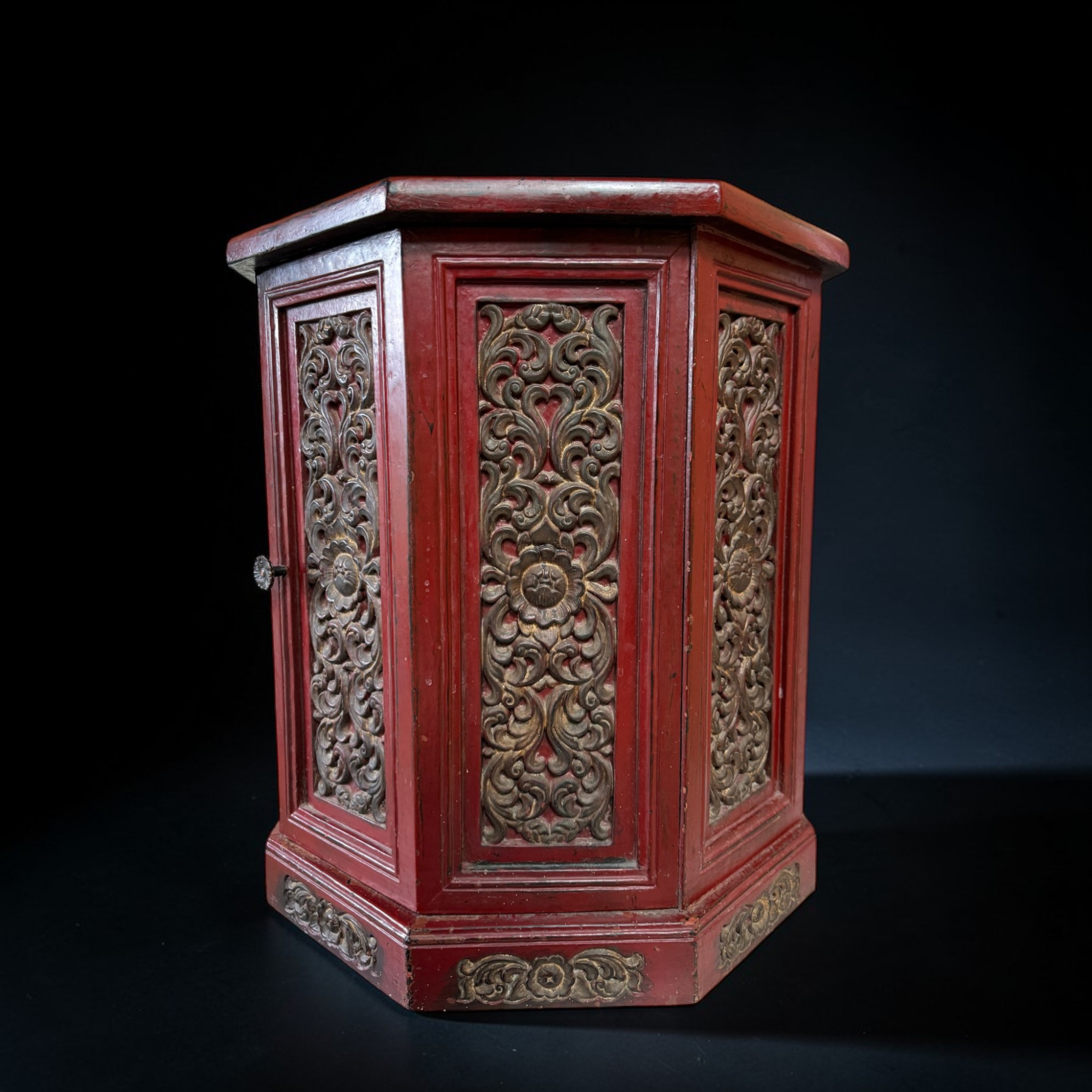 Alter chinesischer Beistellschrank Rot – Achteckig mit Schnitzereien 55cm