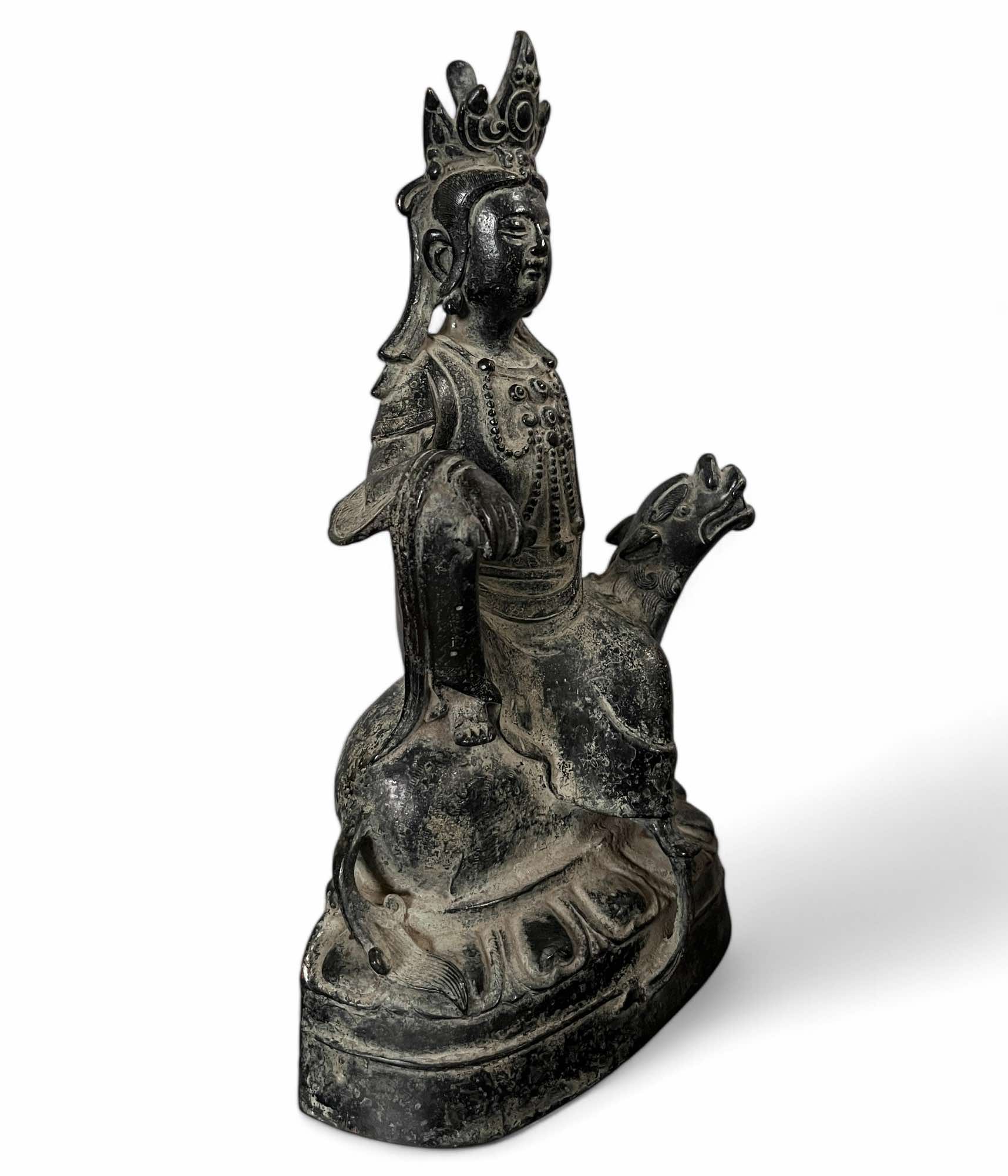 Guan Yin Skulptur auf Drachenlöwe, China Guan Yin Skulptur auf Drachenlöwe, China