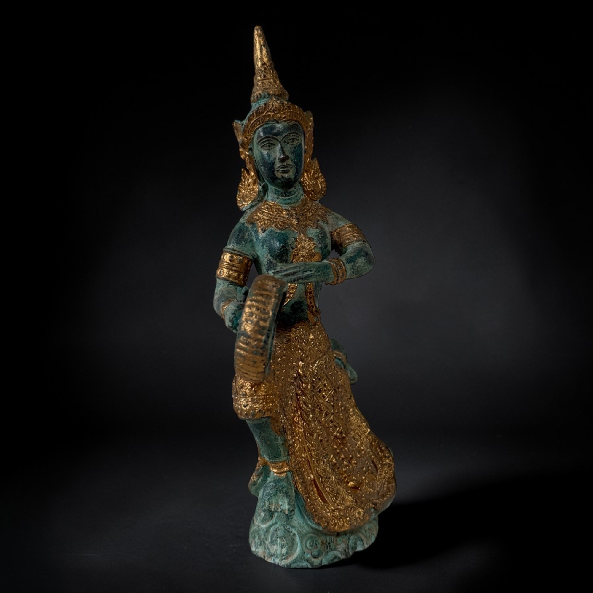 Thailändische Bronze Figur Thepphanom – Trommelnder Tempelmusiker Gold-Grün 19cm