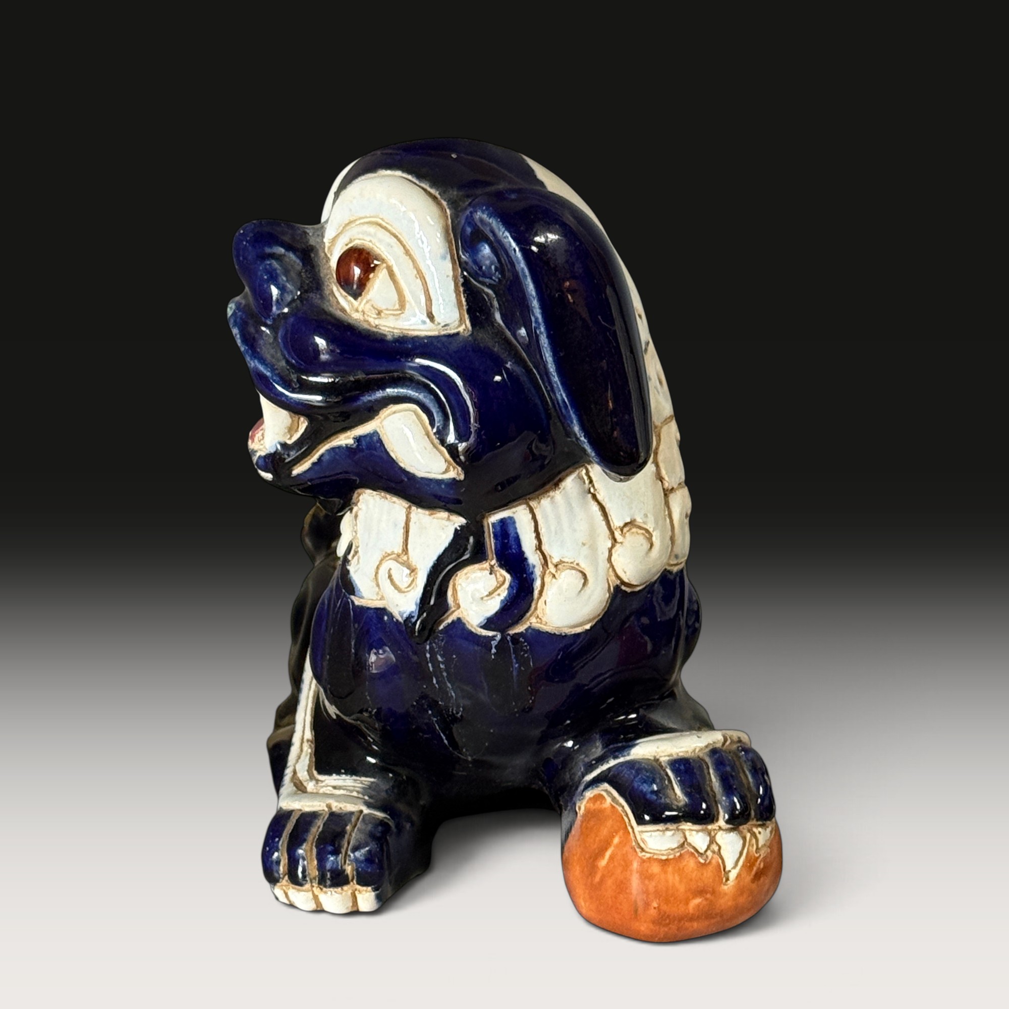 Paar Wächterlöwen aus glasierter Keramik, China, Foo Dogs, Kobaltblau/Weiß