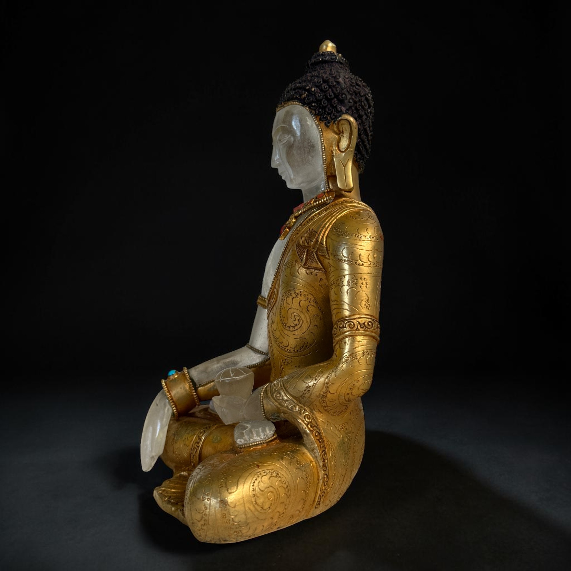 Bronze Buddha Figur feuervergoldet mit Bergkristall aus Nepal