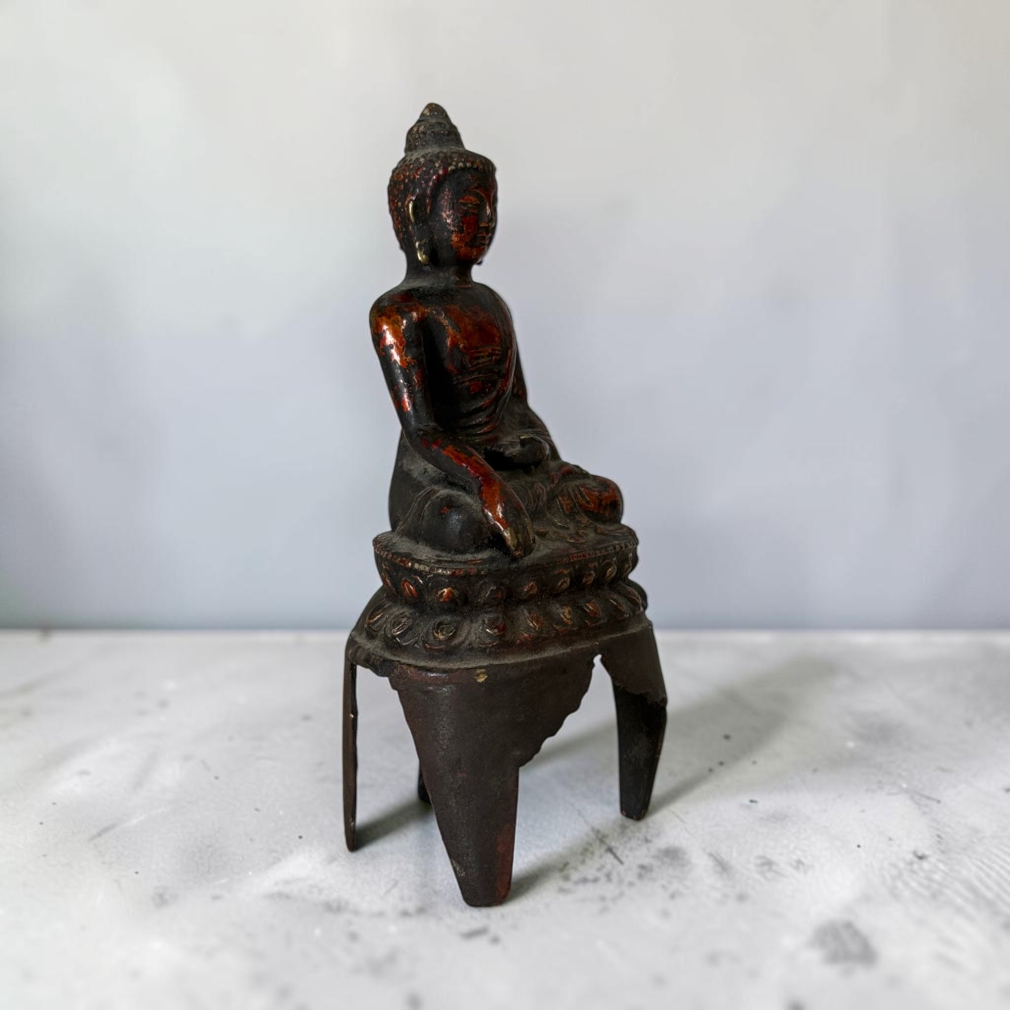 Alter chinesischer Holzschrein Hausaltar mit sitzendem Bronze Buddha