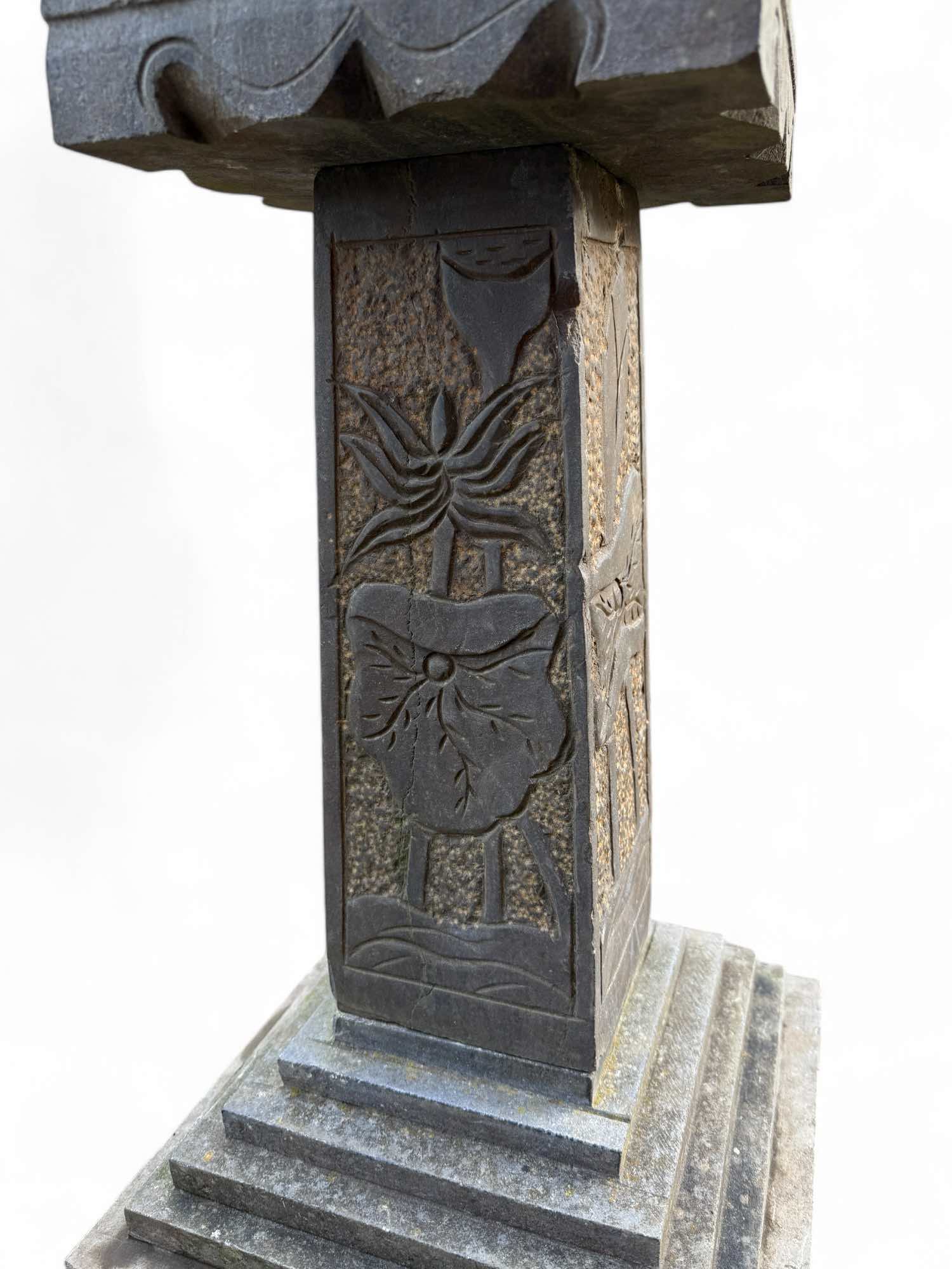 Geisterhaus Steinlaterne aus China mit Lotusblume