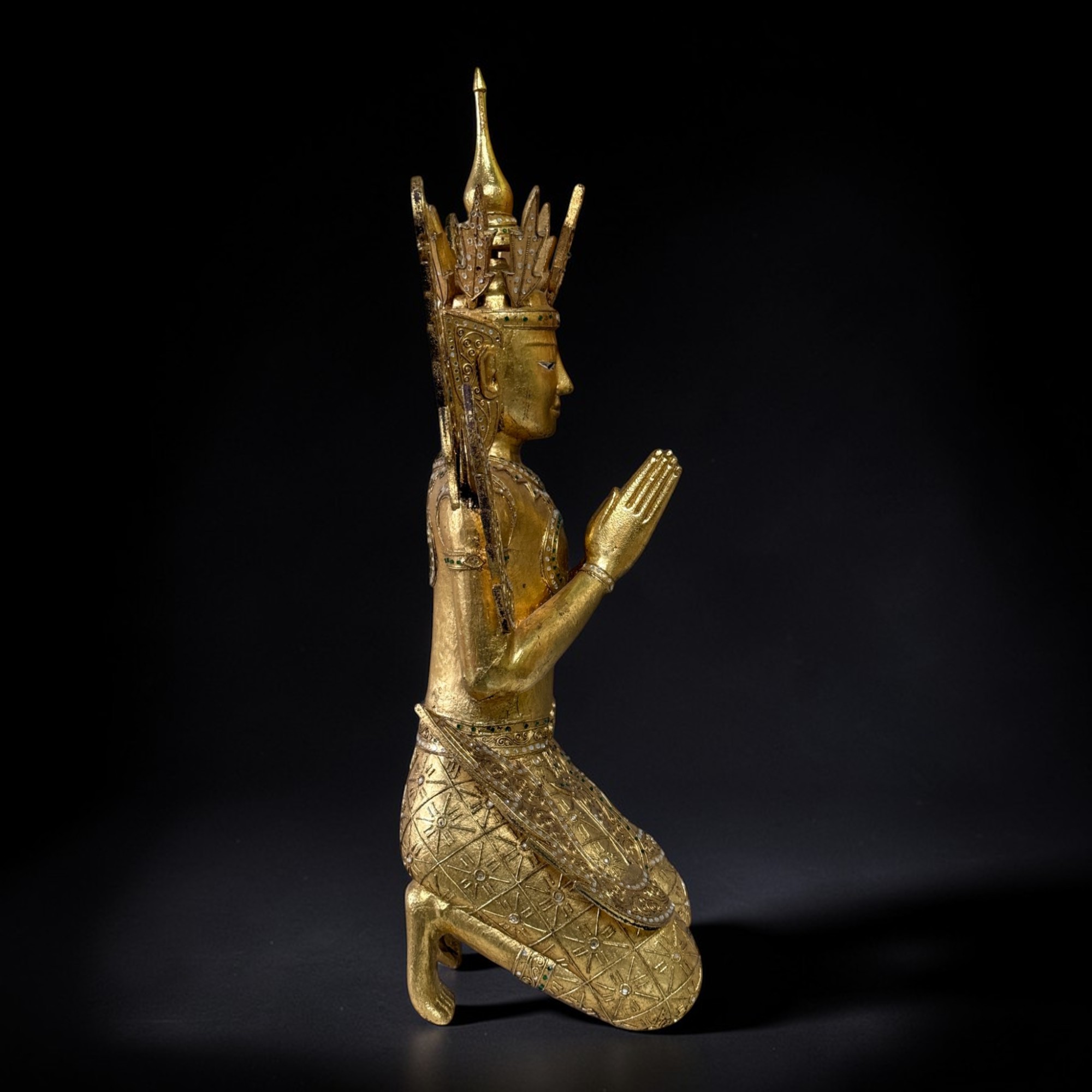 Prachtvoller Teppanom Tempelwächter aus Thailand – 95 cm Holzfigur mit Blattgold