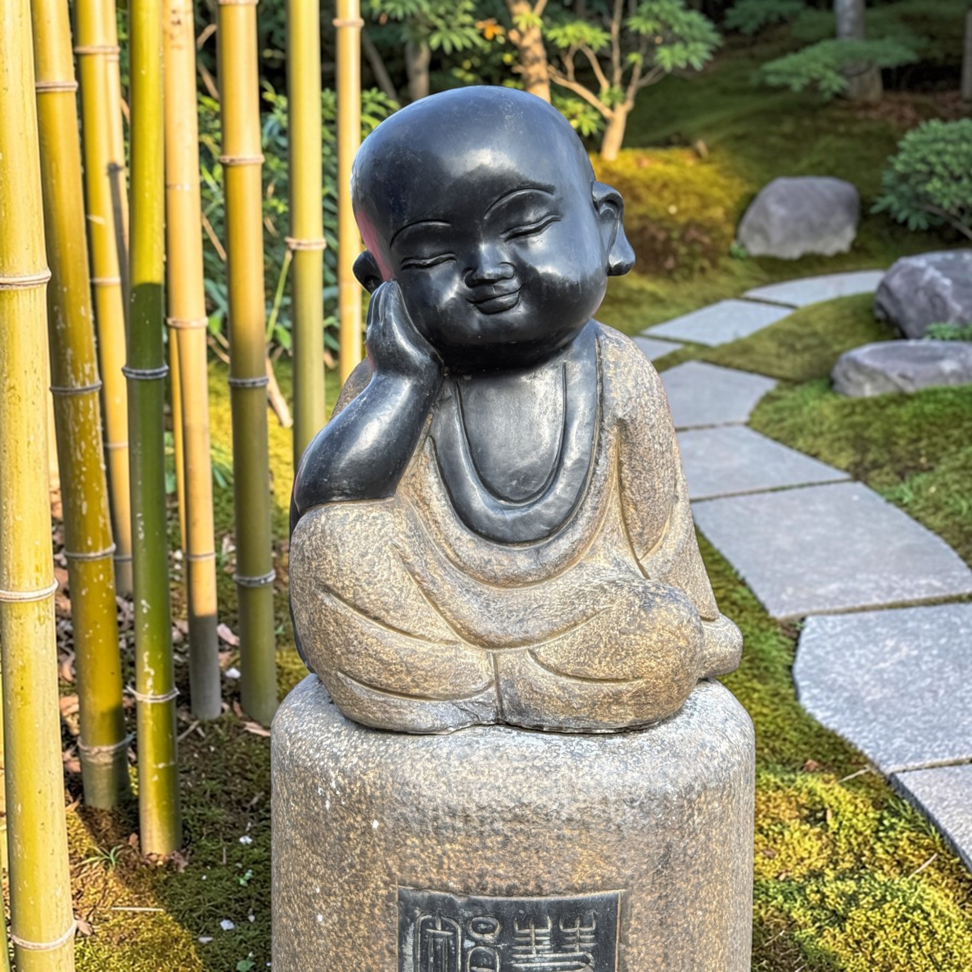 Zen Mönch Skulptur aus Naturstein – Sitzende Gartenfigur (62 cm, 70 kg)