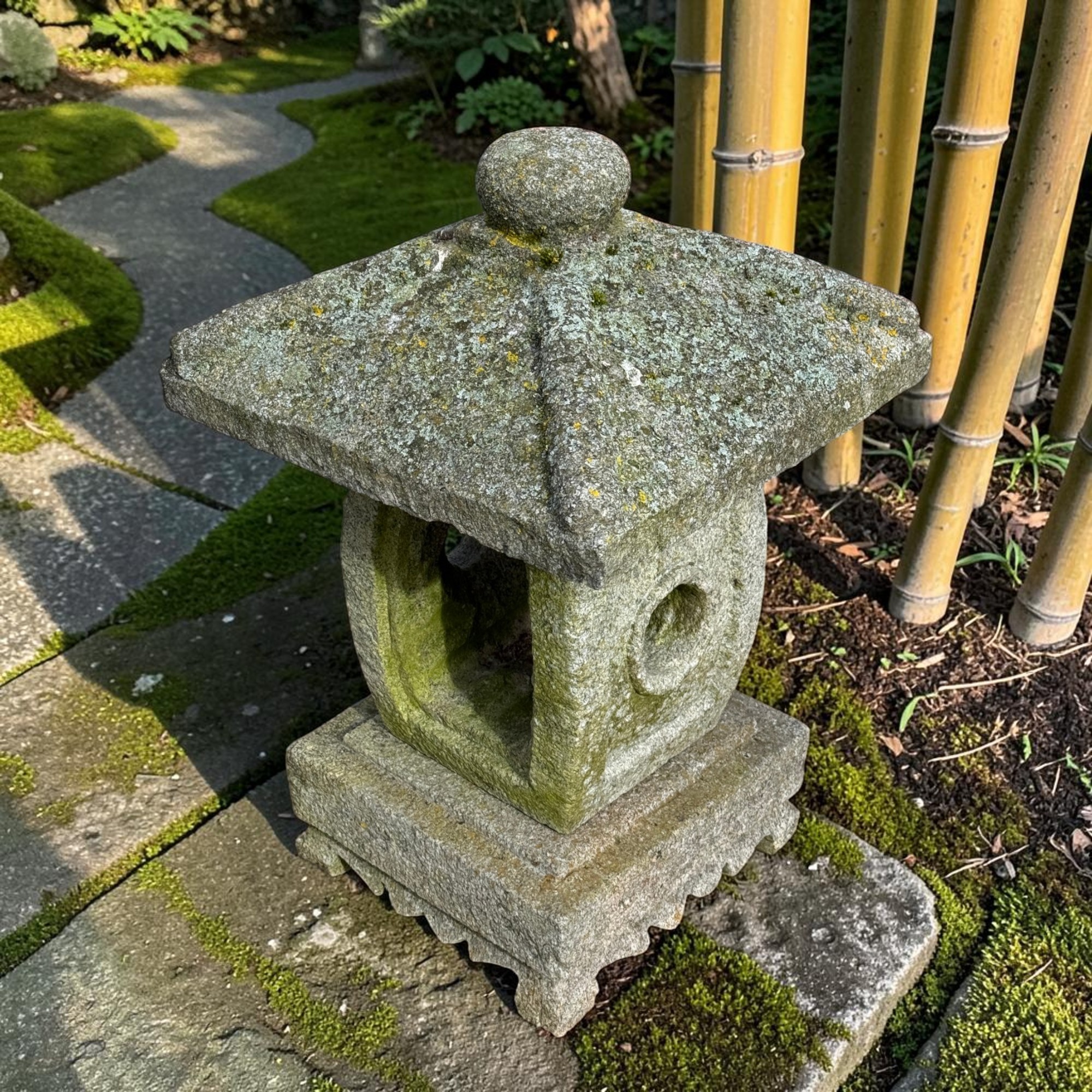 Alte Japanische Steinlaterne Granit 62cm - Ikekomi-Stil - Bemoost & Frostfest