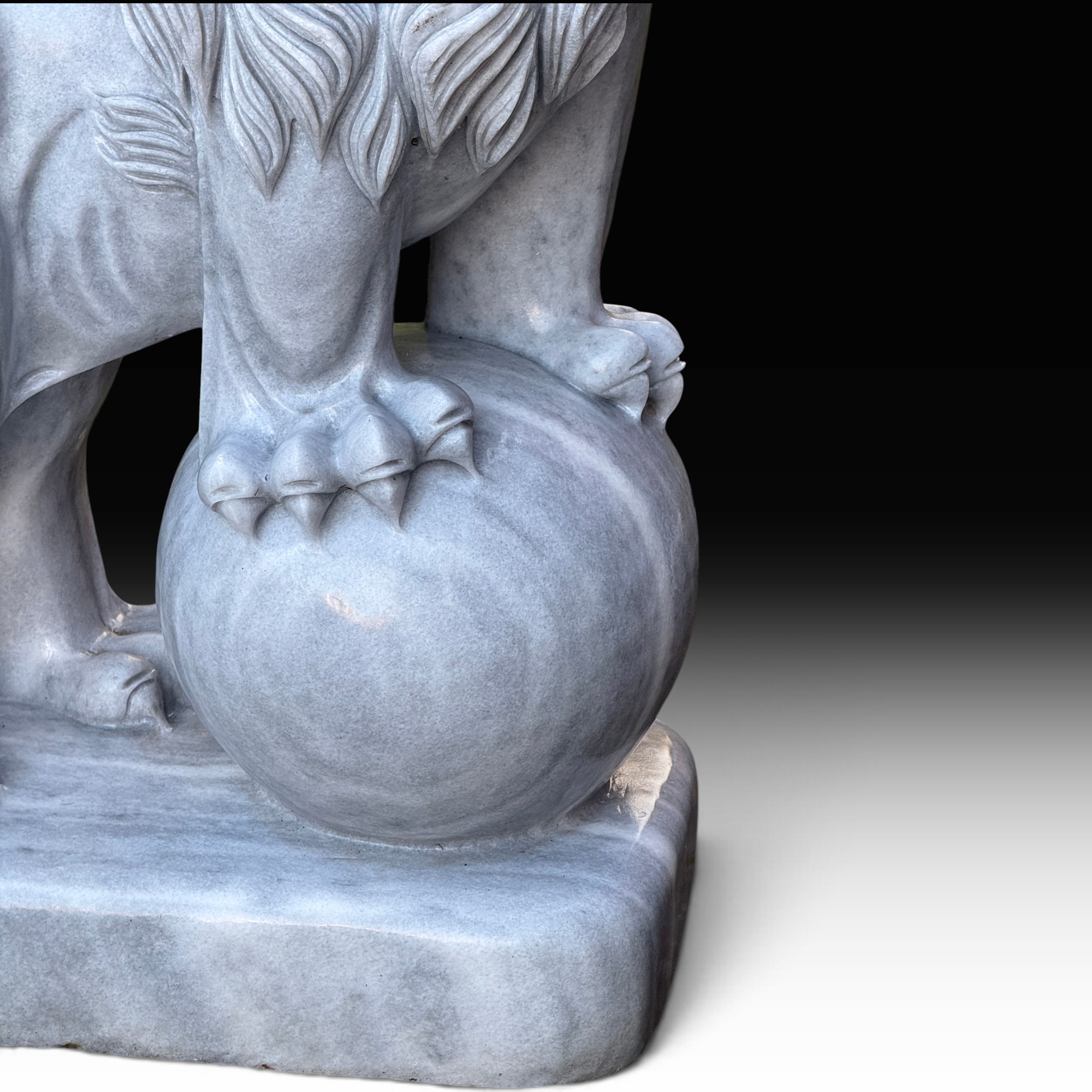 Löwen Statue aus Marmor – Gartenfigur Löwe mit Kugel, frostfest, 100 cm