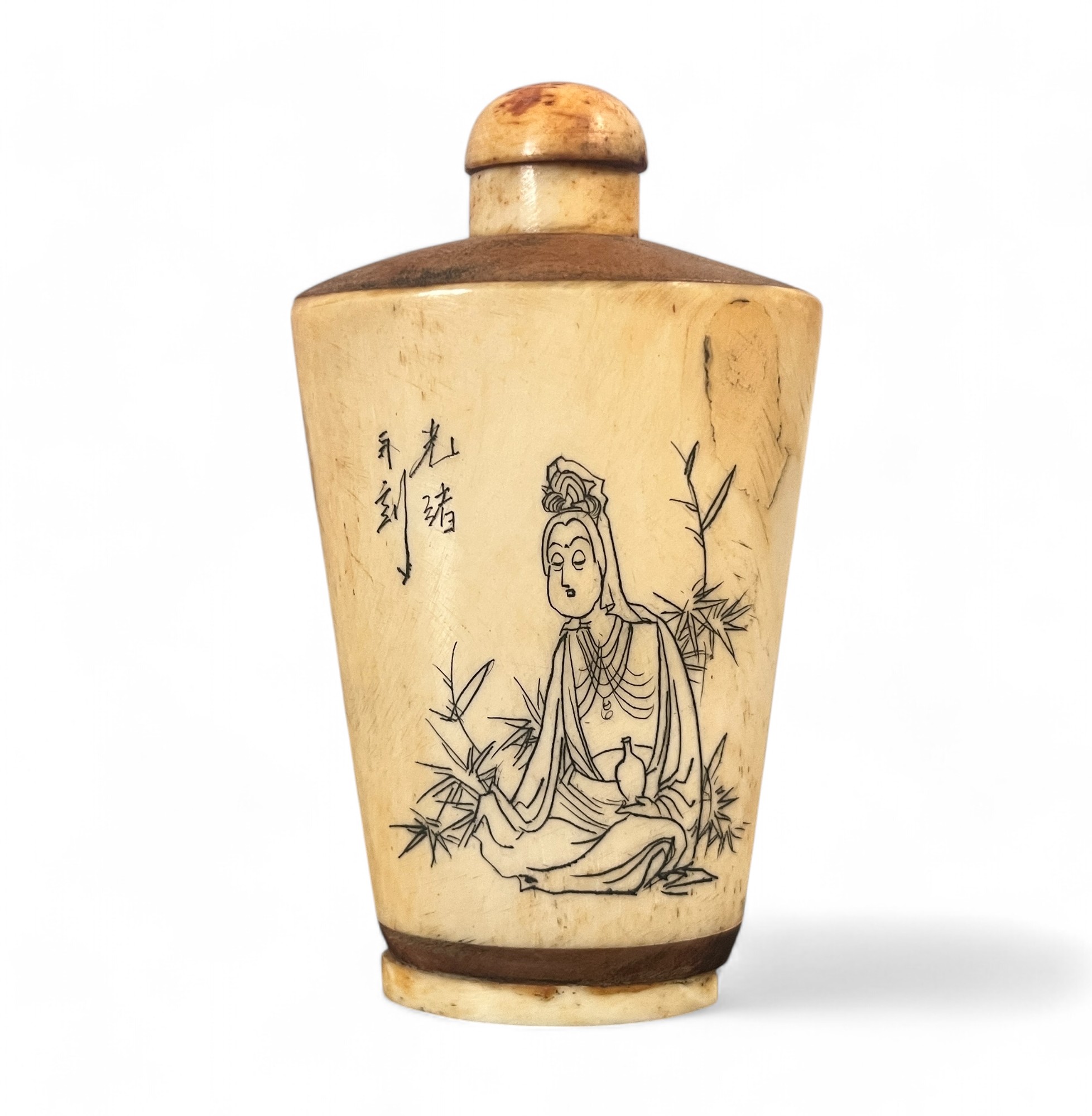 Altes Snuff Bottle aus Knochen mit Gravuren