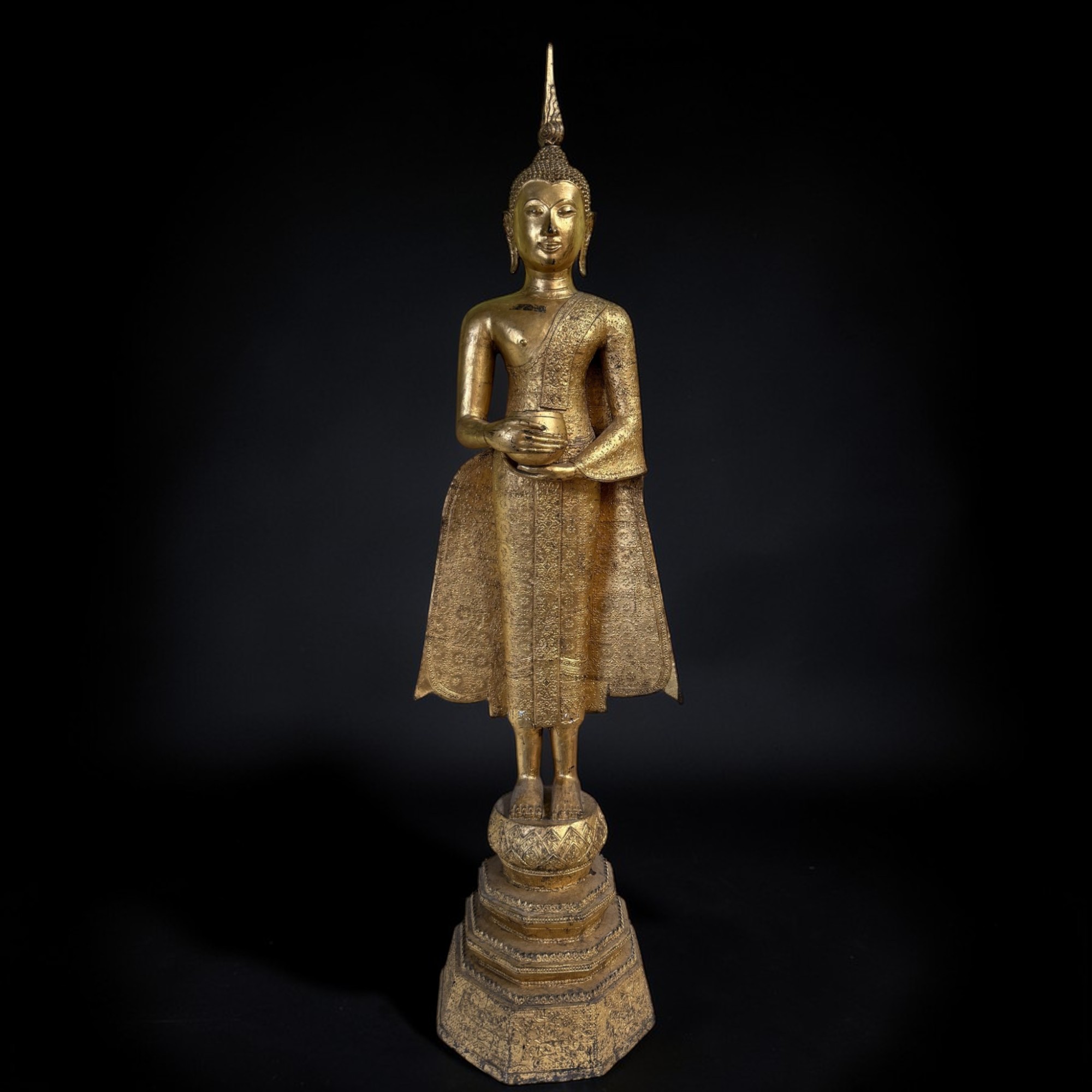Alte Bronze-Statue: Wochentagsbuddha Mittwoch mit Almosenschale – 135 cm