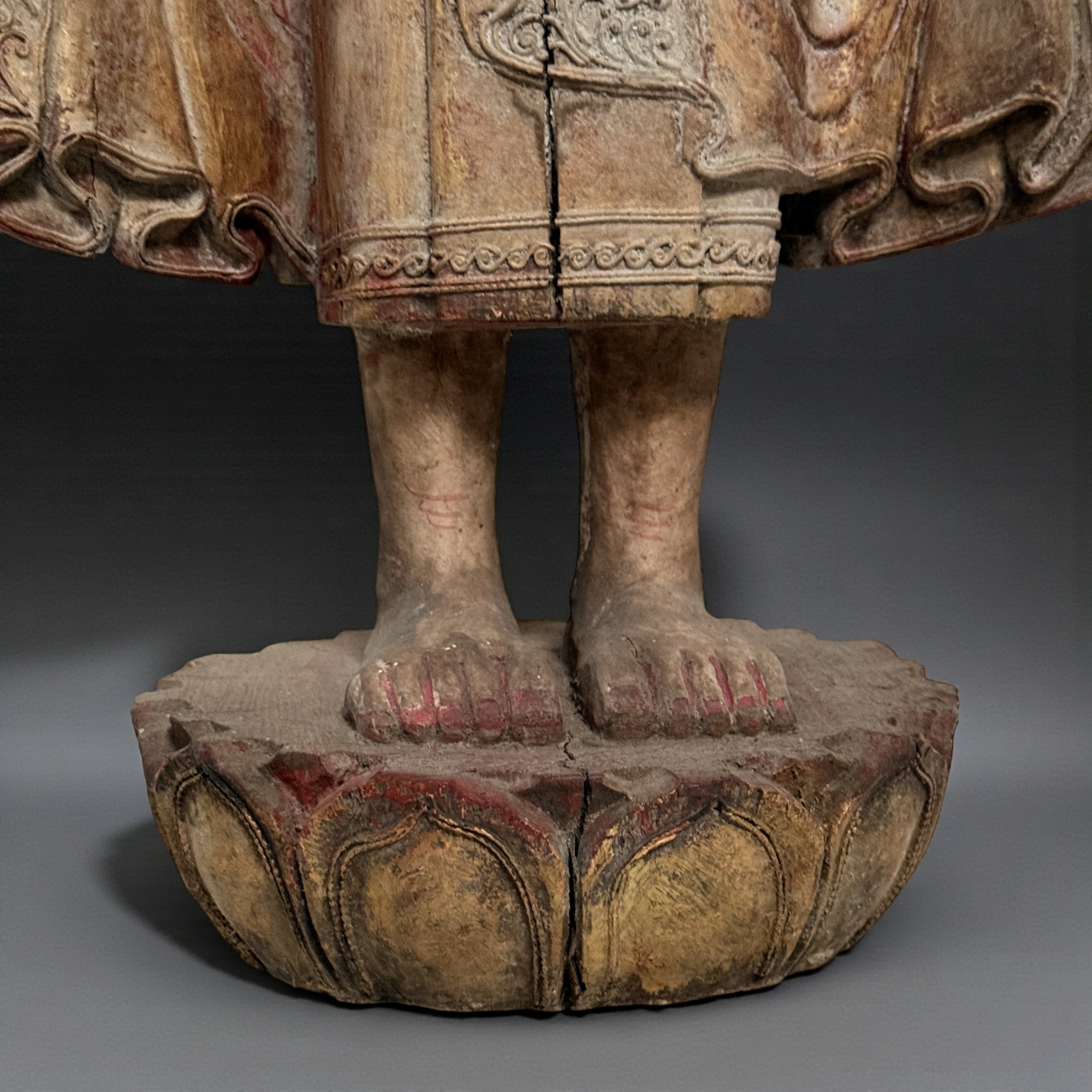 Stehender Buddha aus Burma – Teakholz Skulptur ca. 100 Jahre