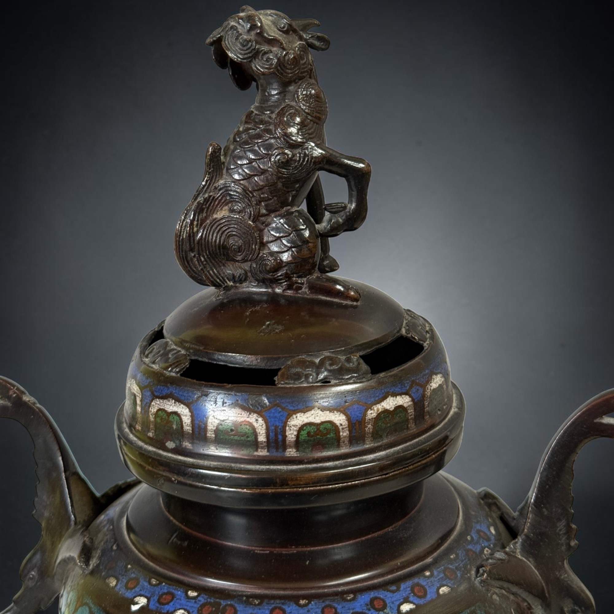 Altes chinesisches Räuchergefäß aus Bronze & Cloisonne mit Wächterlöwe