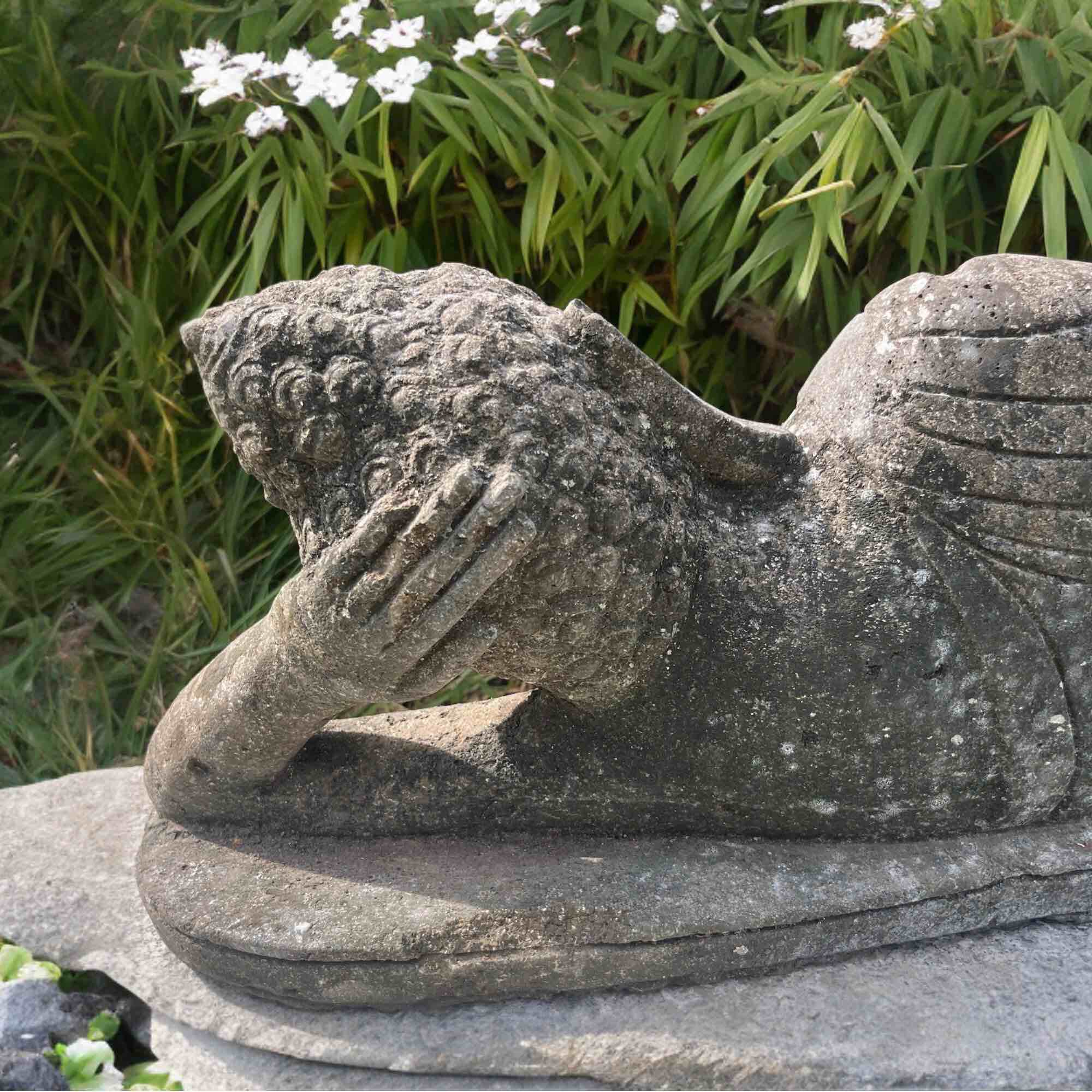 Liegende Buddha Skulptur Gartenfigur Lavastein
