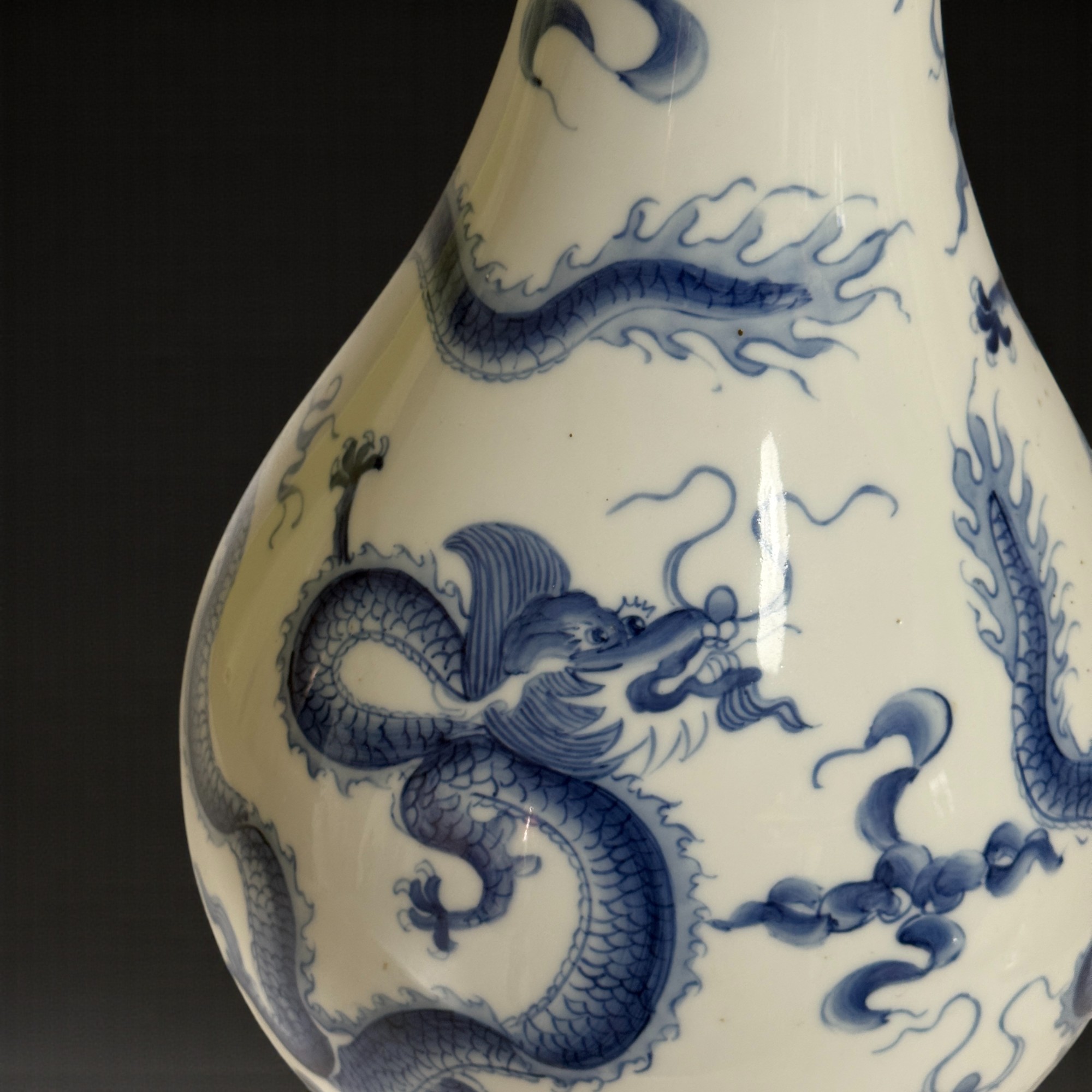 Chinesische Drachen Vase aus Porzellan mit Bodenmarkung