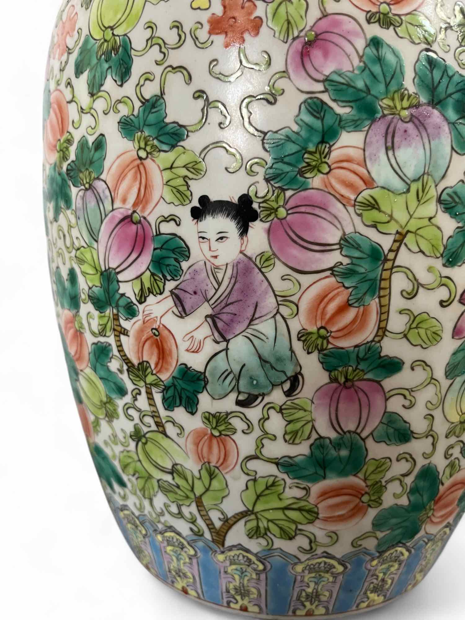 Chinesische Porzellan Vase mit Blumen Bemalung 32 cm