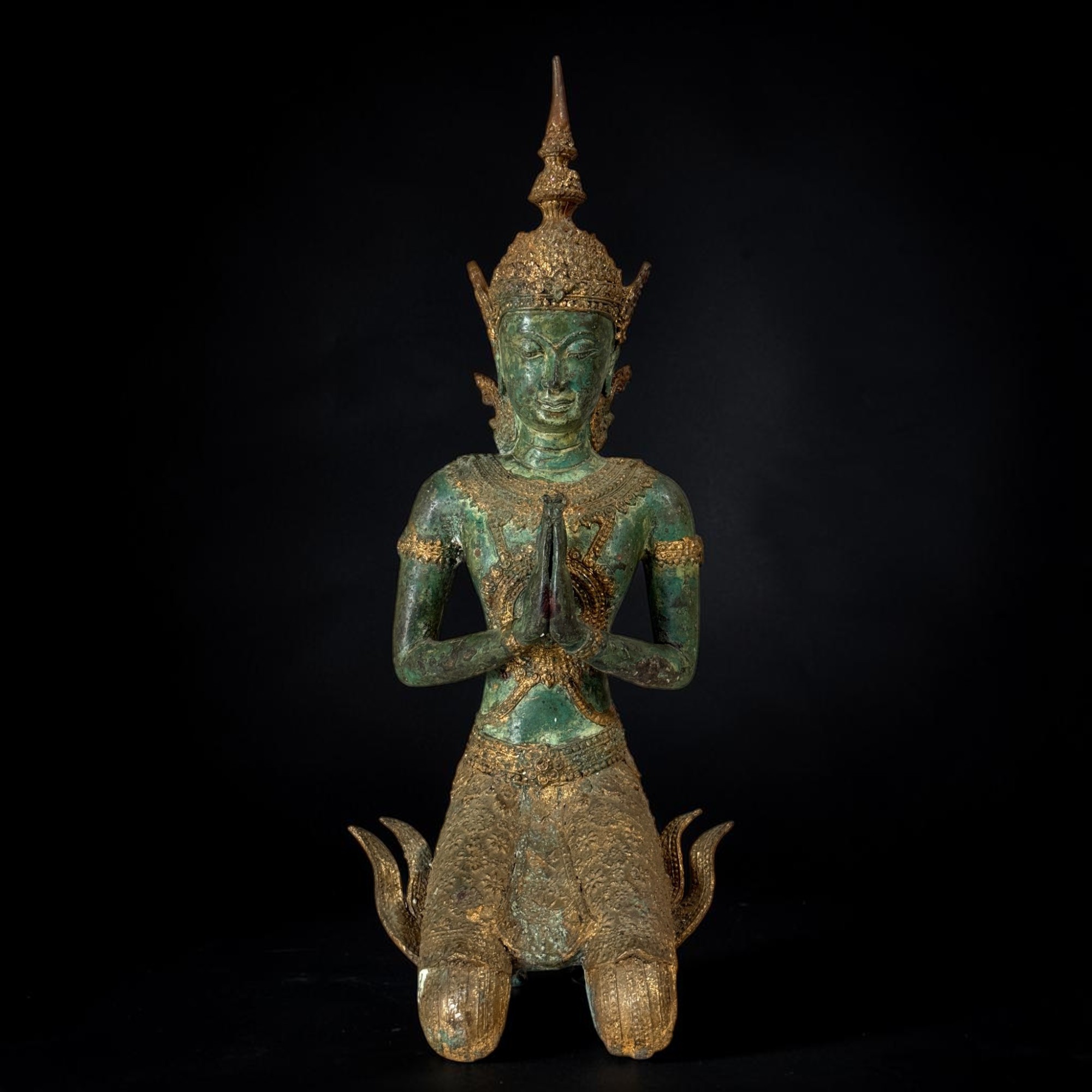 Thailändischer Tempelwächter Bronze Figur mit Namaste Mudra, alte Patina