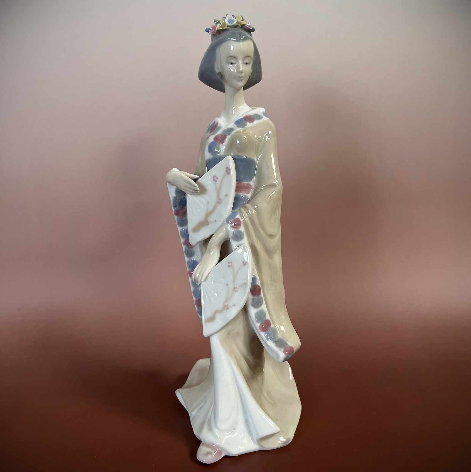 Chinesische Hofdame Porzellan Figur, Blumenschmuck