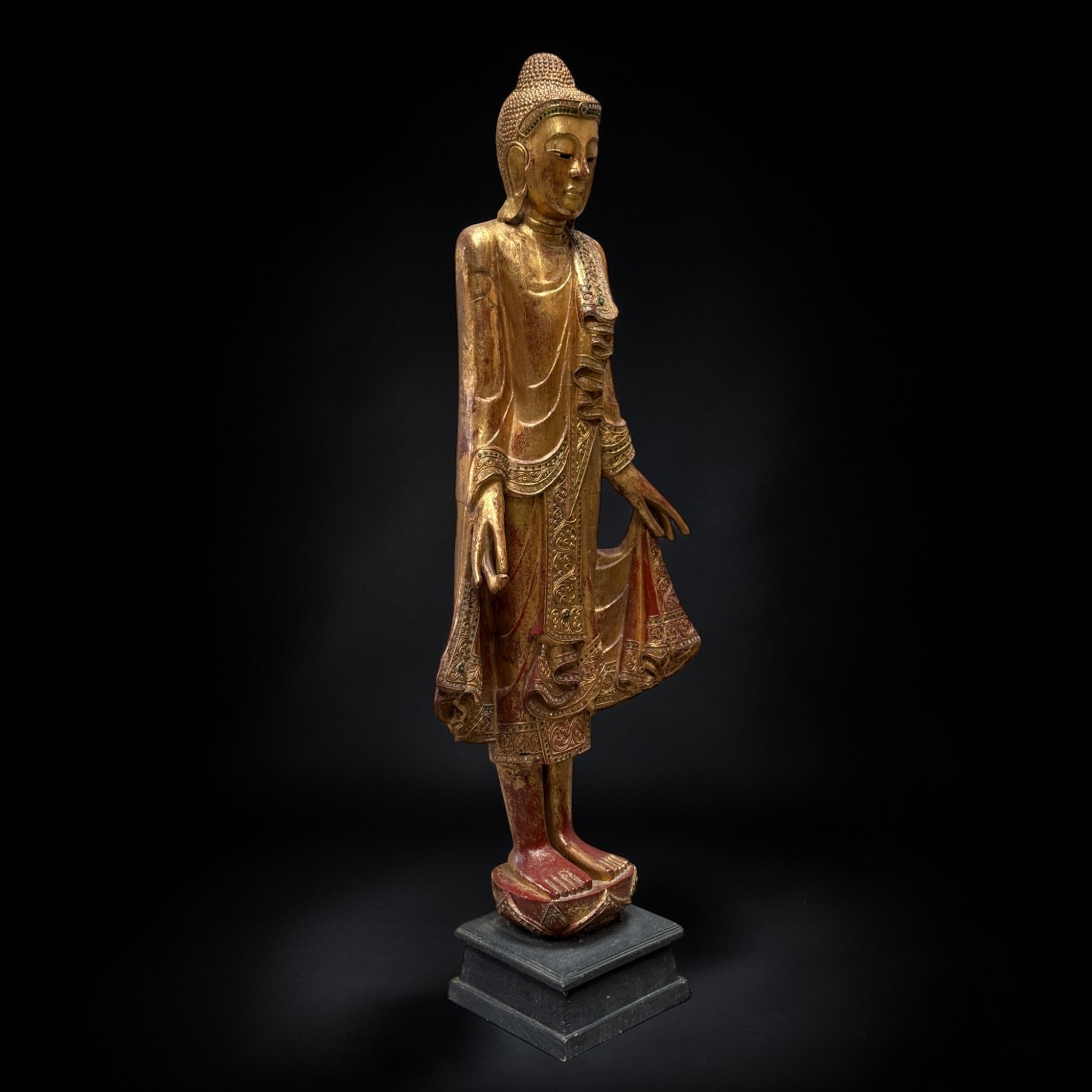 Großer thailändischer Buddha – 140 cm, Holz blattvergoldet, ca. 70-90 J. alt