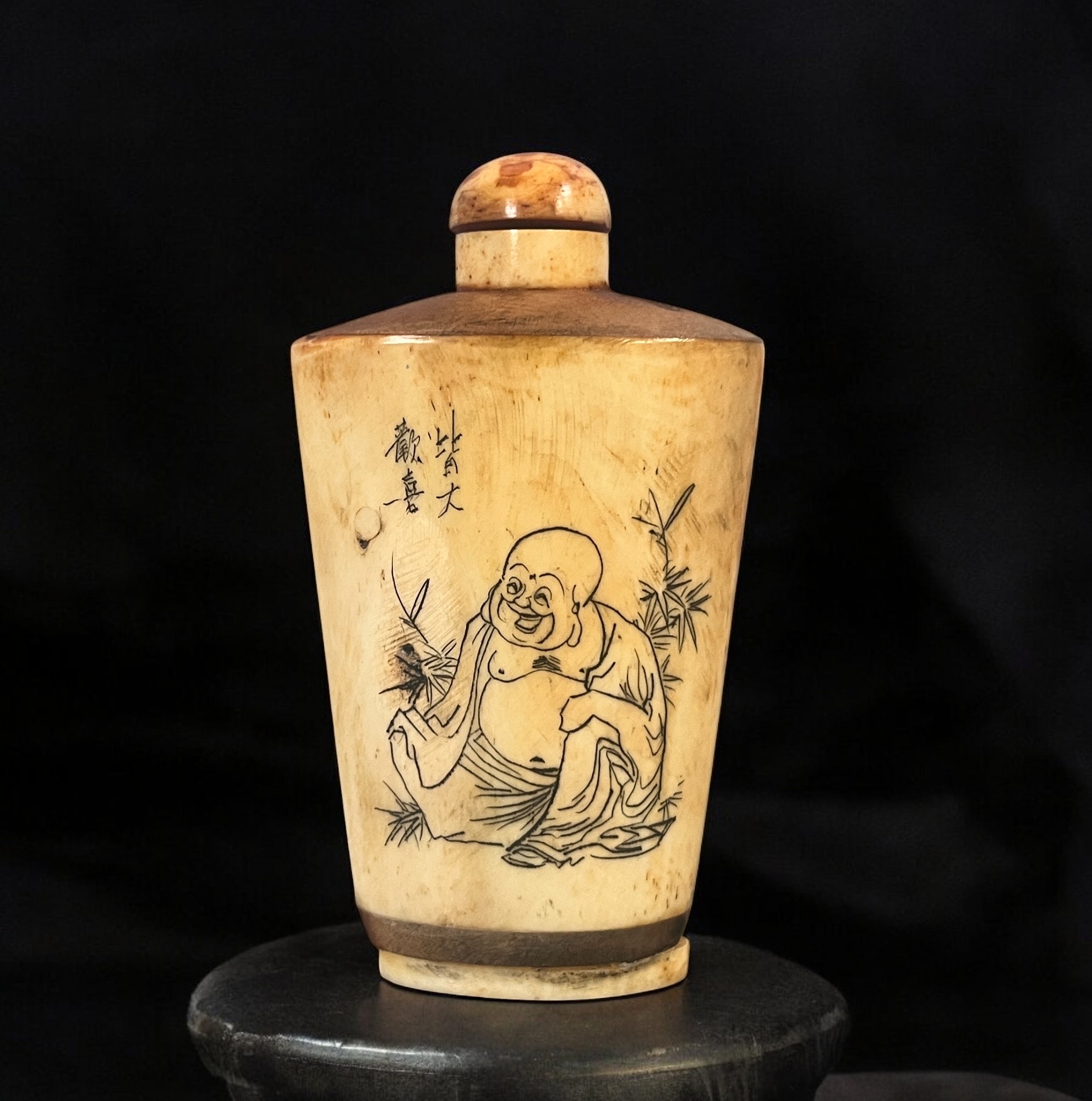 Altes Snuff Bottle aus Knochen mit Gravuren Altes Snuff Bottle aus Knochen mit Gravuren