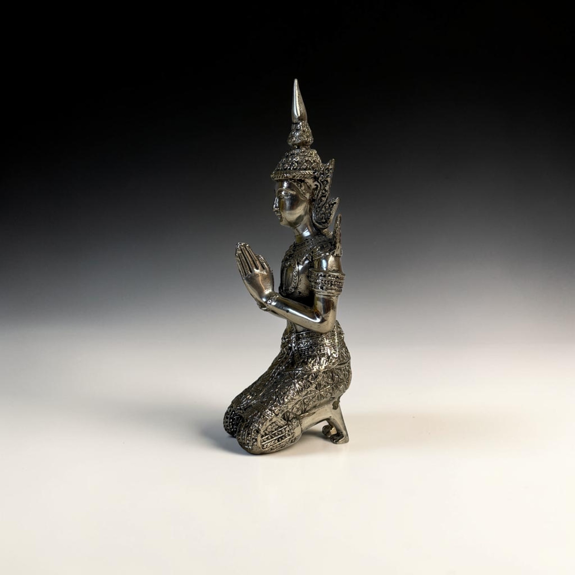 Thailand Tempelwächter aus Bronze – Kniende Thepphanom Figur (17,5 cm)