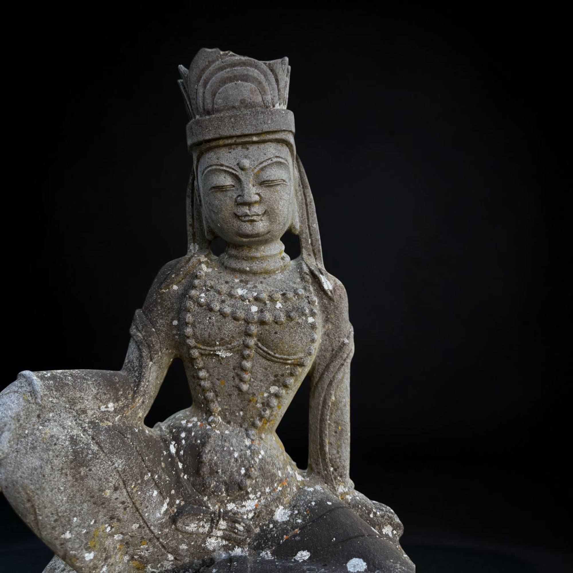 Guanyin Skulptur aus Naturstein – Alte asiatische Gartenfigur, 49 cm hoch