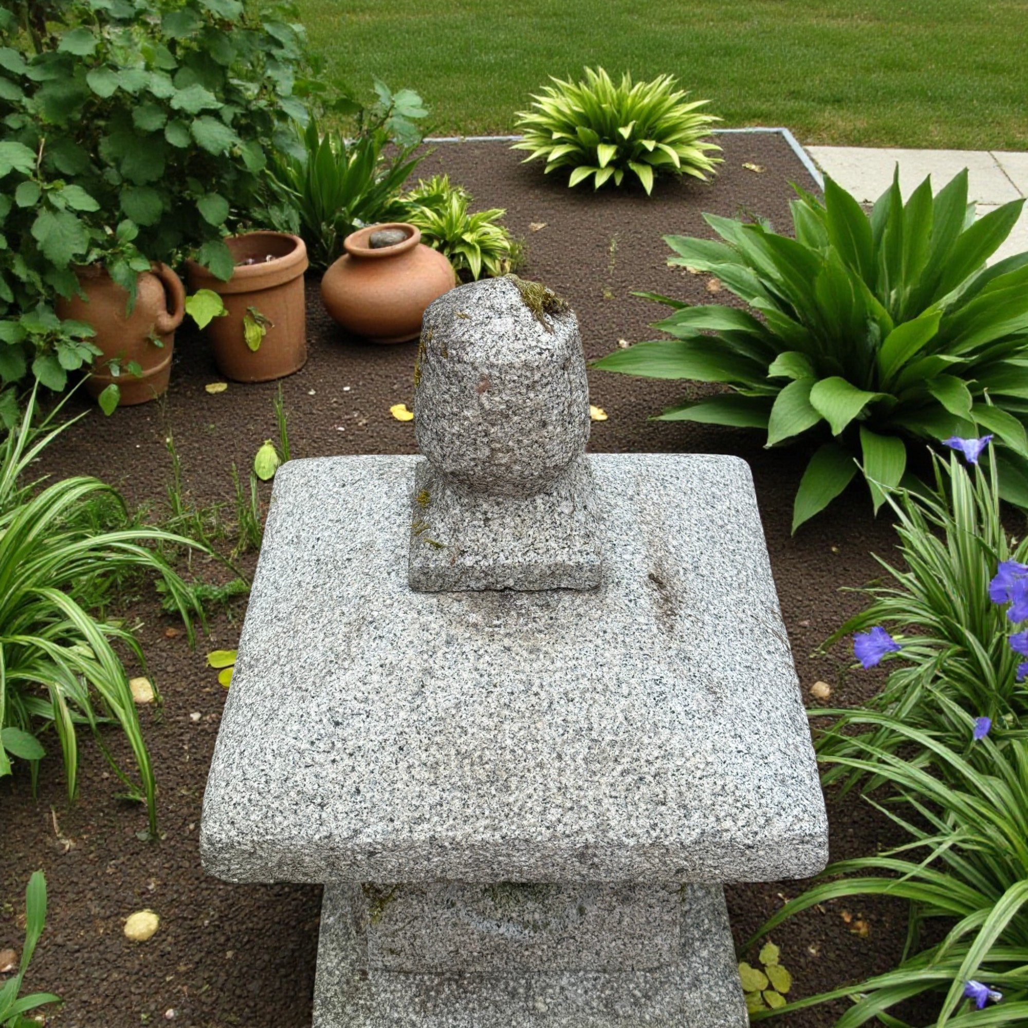 Alte Japanische Steinlaterne Granit 113cm - 5-teilig - Bemoost & Frostfest