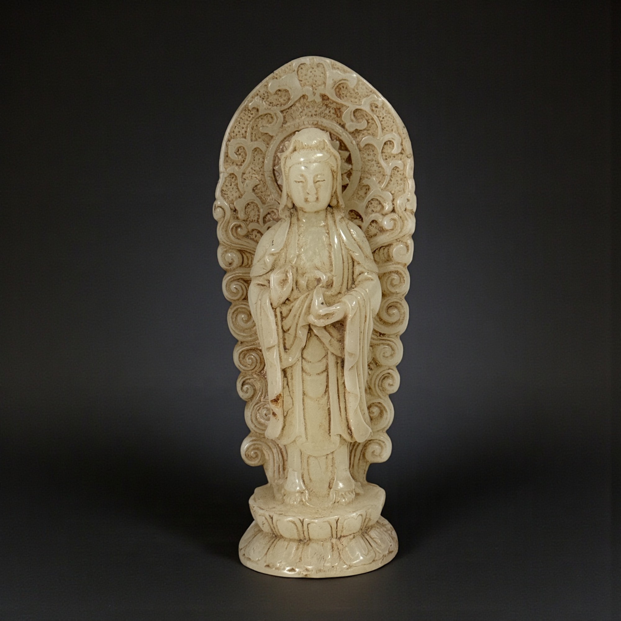 Guanyin Skulptur aus Hetian Jade - China - 17 cm