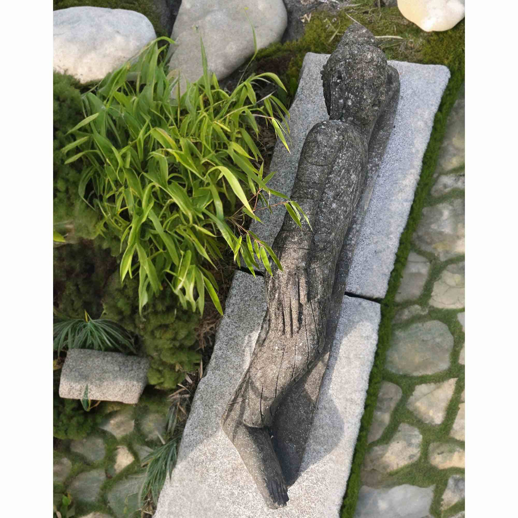 Liegende Buddha Skulptur Gartenfigur Lavastein
