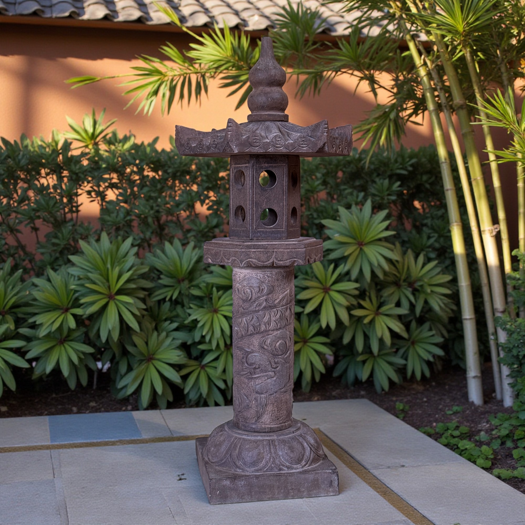 Asiatisches Geisterhaus – Steinlaterne mit Drachen umschlungen, Ahnenhaus