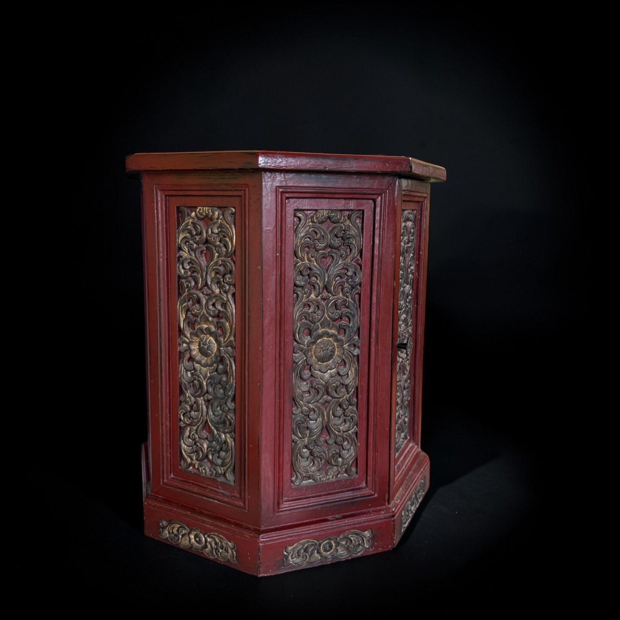 Alter chinesischer Beistellschrank Rot – Achteckig mit Schnitzereien 55cm