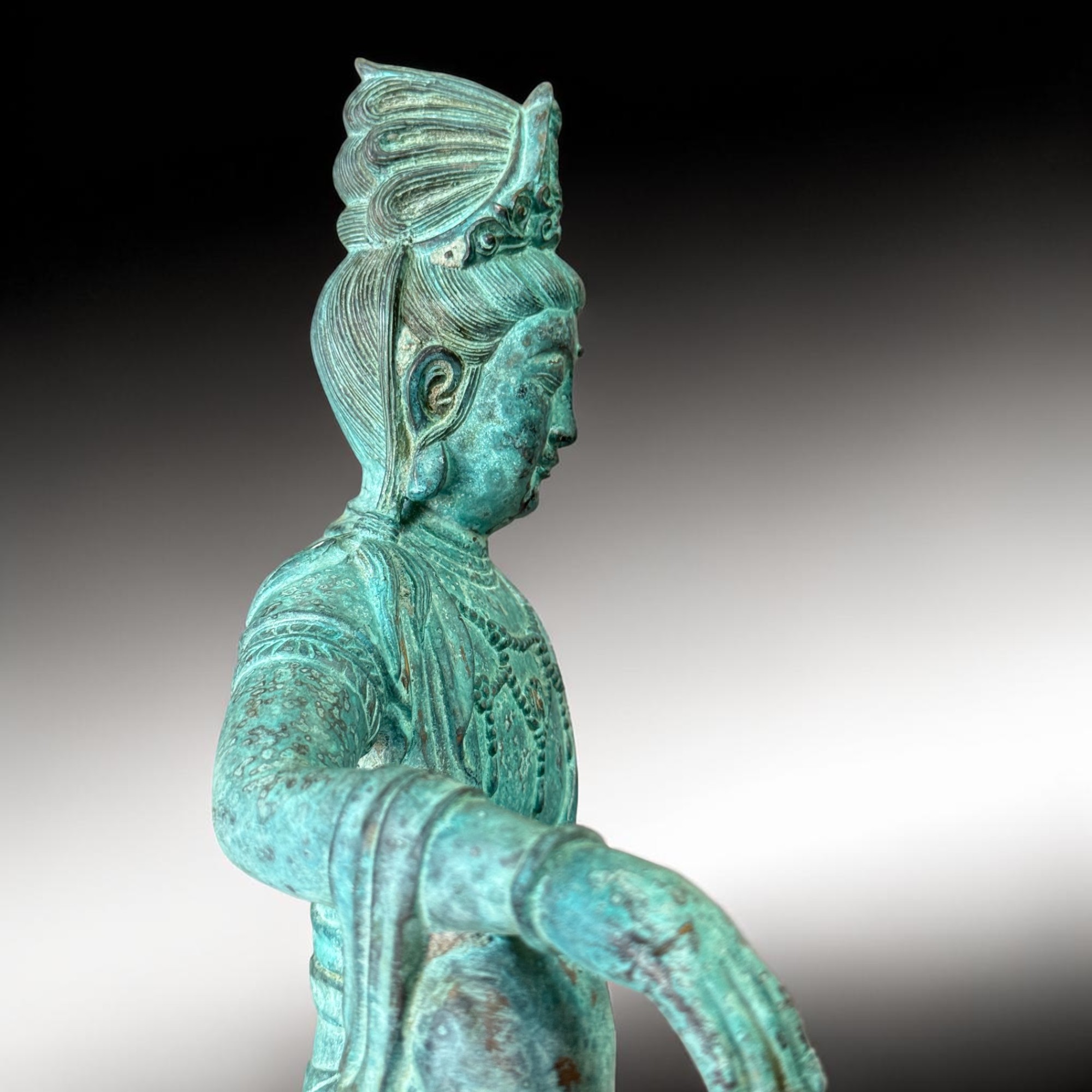 Alte Guanyin Bronze Figur – Bodhisattva des Mitgefühls China (ca. 30-40 J.)