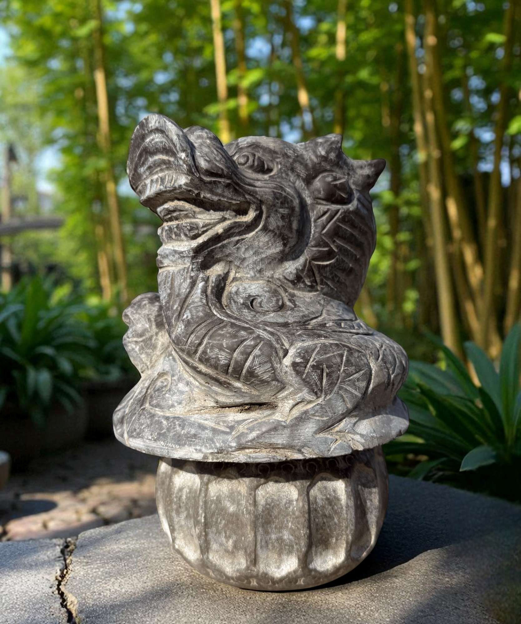 Chinesischer Drachen Wächter – Naturstein Gartenfigur für Schutz & Glück
