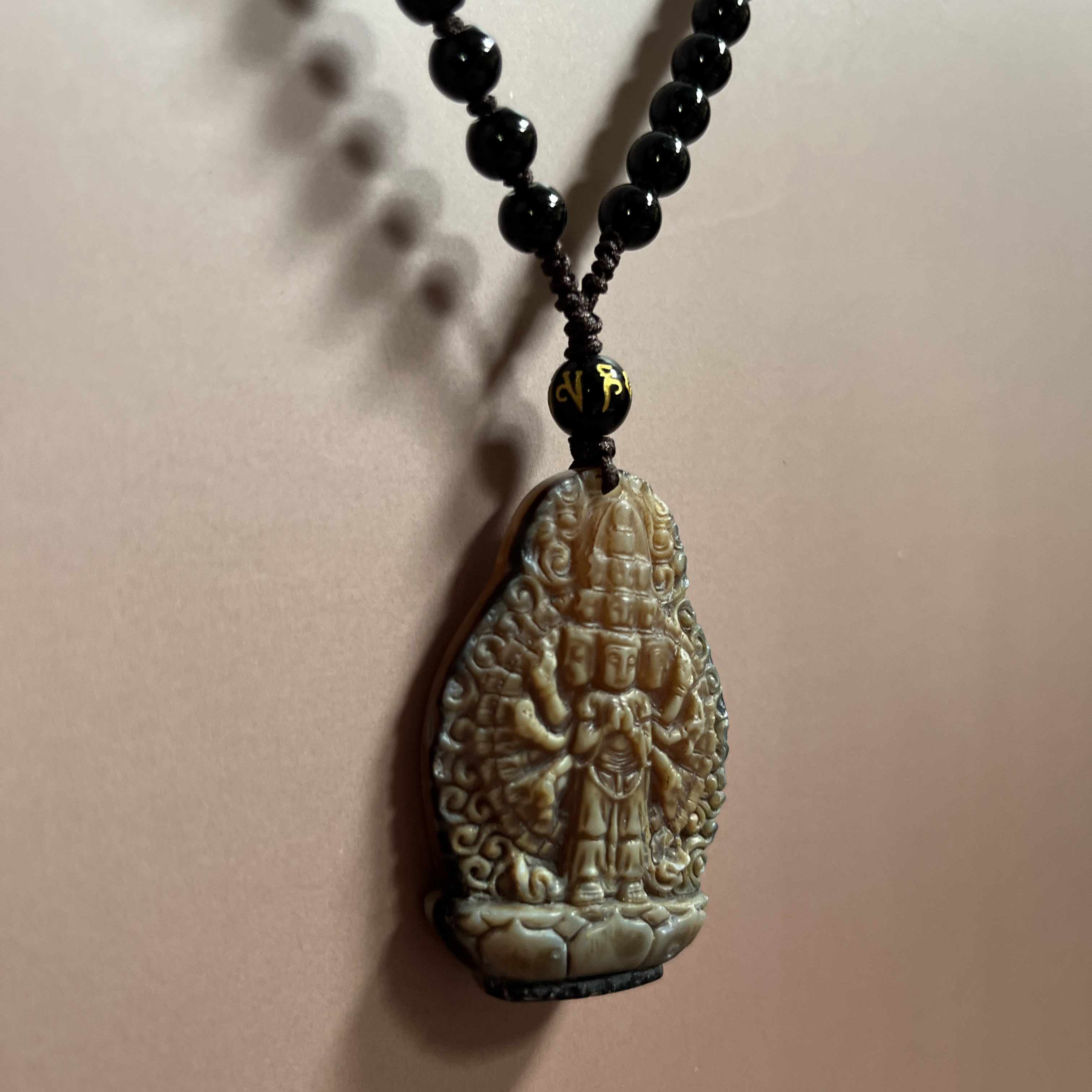 Chenrezig Figur Achatstein - Halskette, Onyx