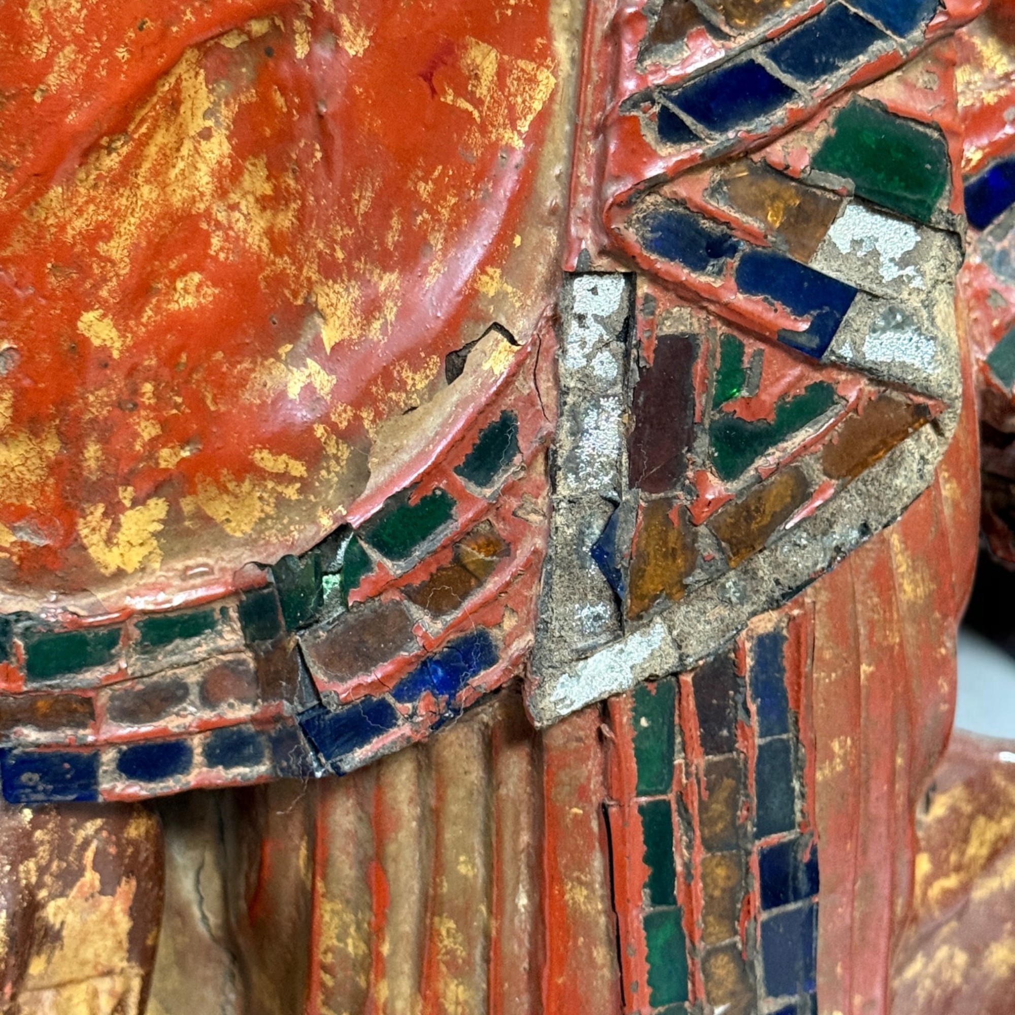 Stehender Buddha aus Holz, Burma, Rotlack, Restvergoldung, Glasmosaik, 114 cm