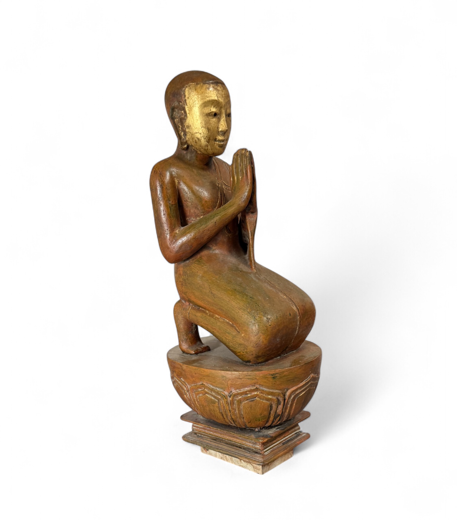 Burmesische Holzskulptur Moggallana – buddhistische Figur mit Restvergoldung