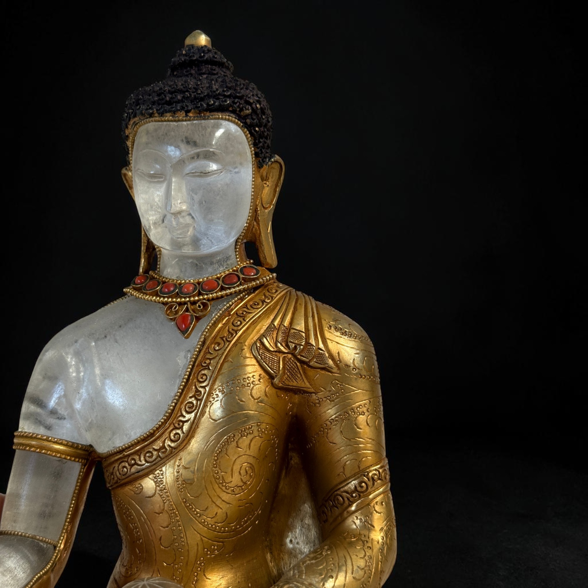 Bronze Buddha Figur feuervergoldet mit Bergkristall aus Nepal