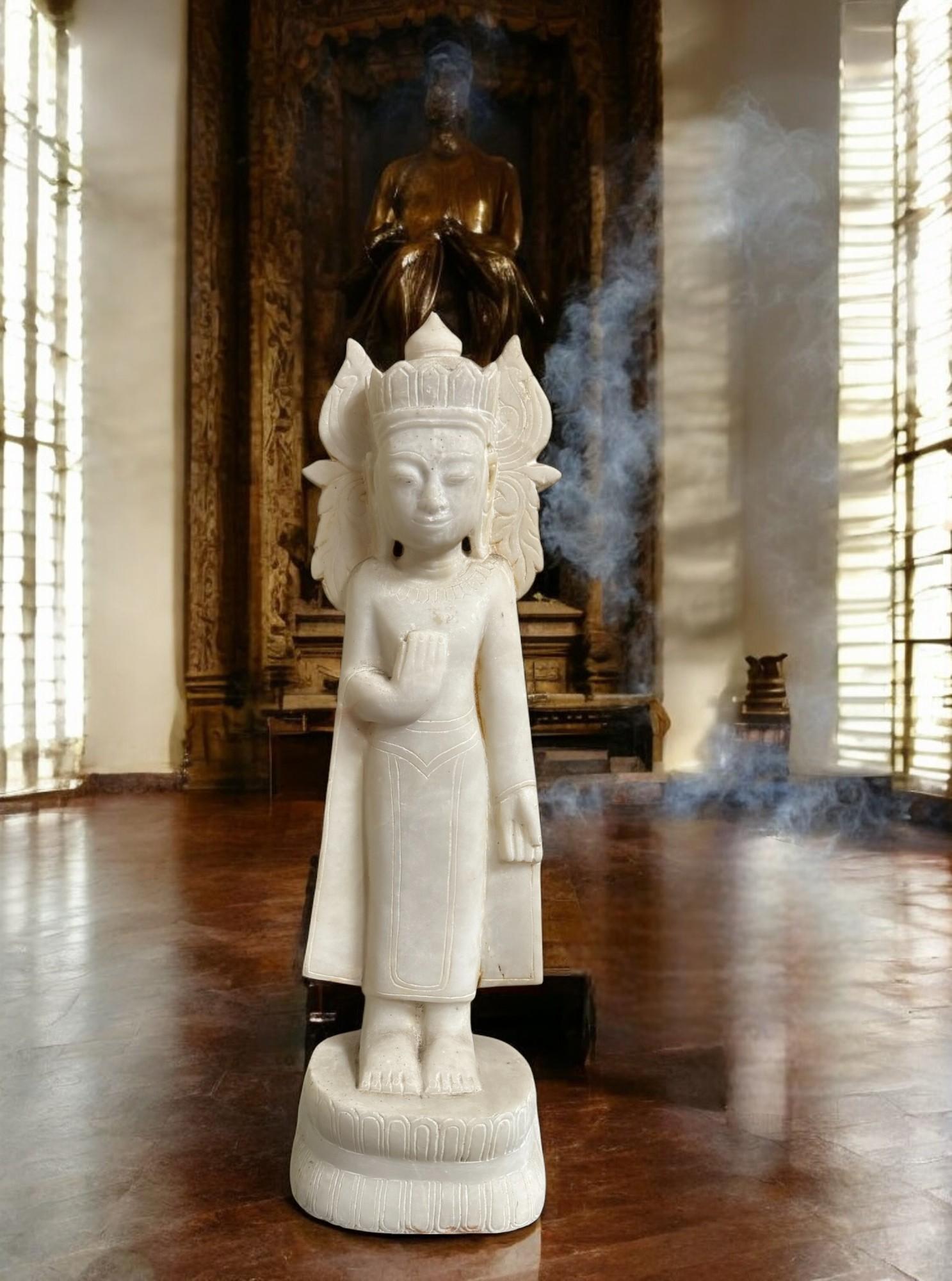 Birmanische Alabaster Buddha Skulptur gekrönt, 64 cm
