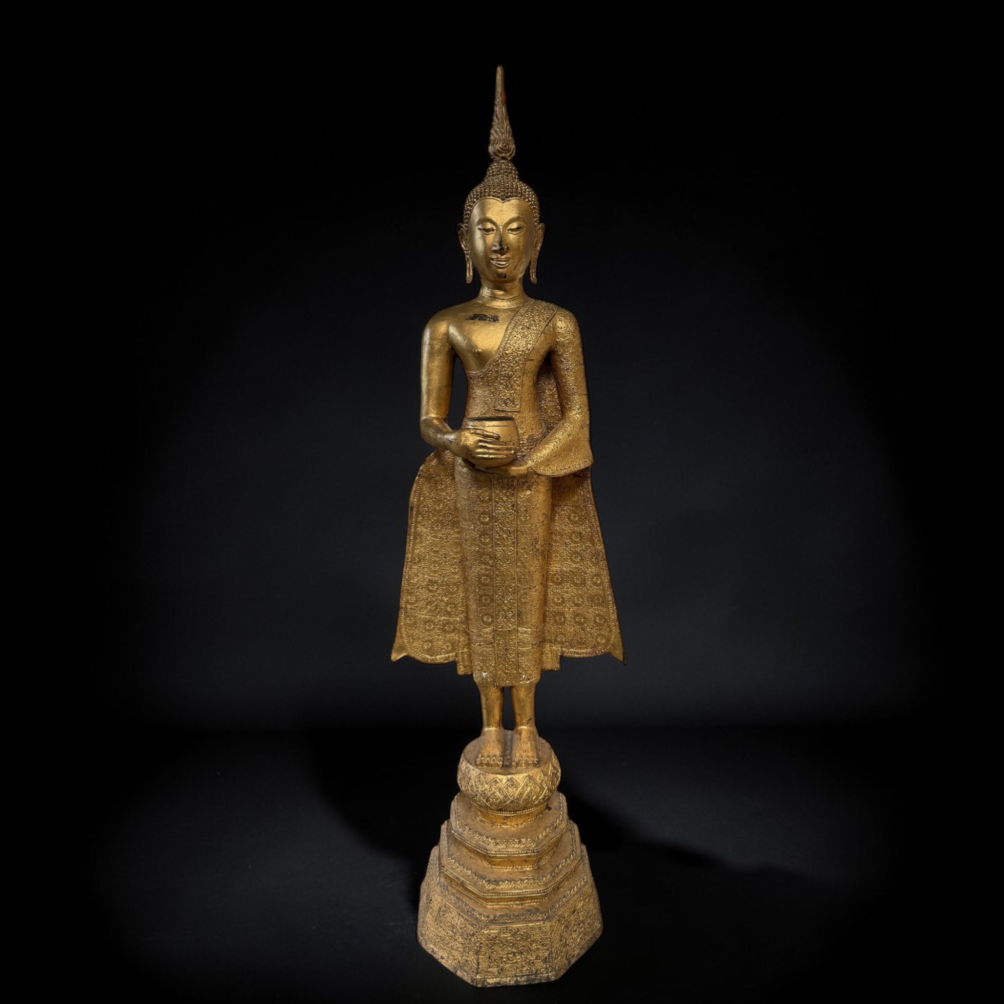 Alte Bronze-Statue: Wochentagsbuddha Mittwoch mit Almosenschale – 135 cm