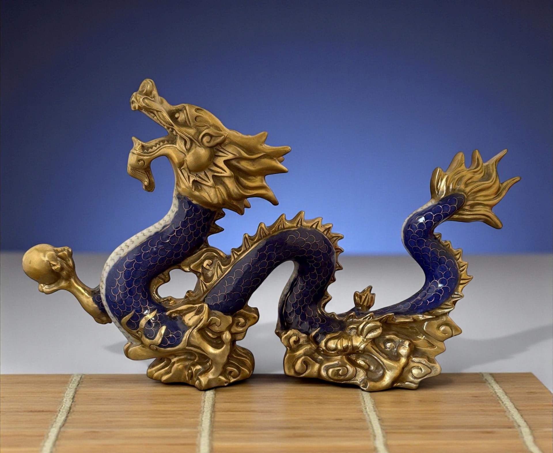 Wasserdrache aus Bronze & Cloisonné – Symbol für Weisheit, Ruhe und Lebensenergie