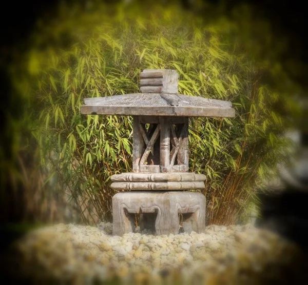 Steinlaterne, Pagode und Geisterhaus aus Asien