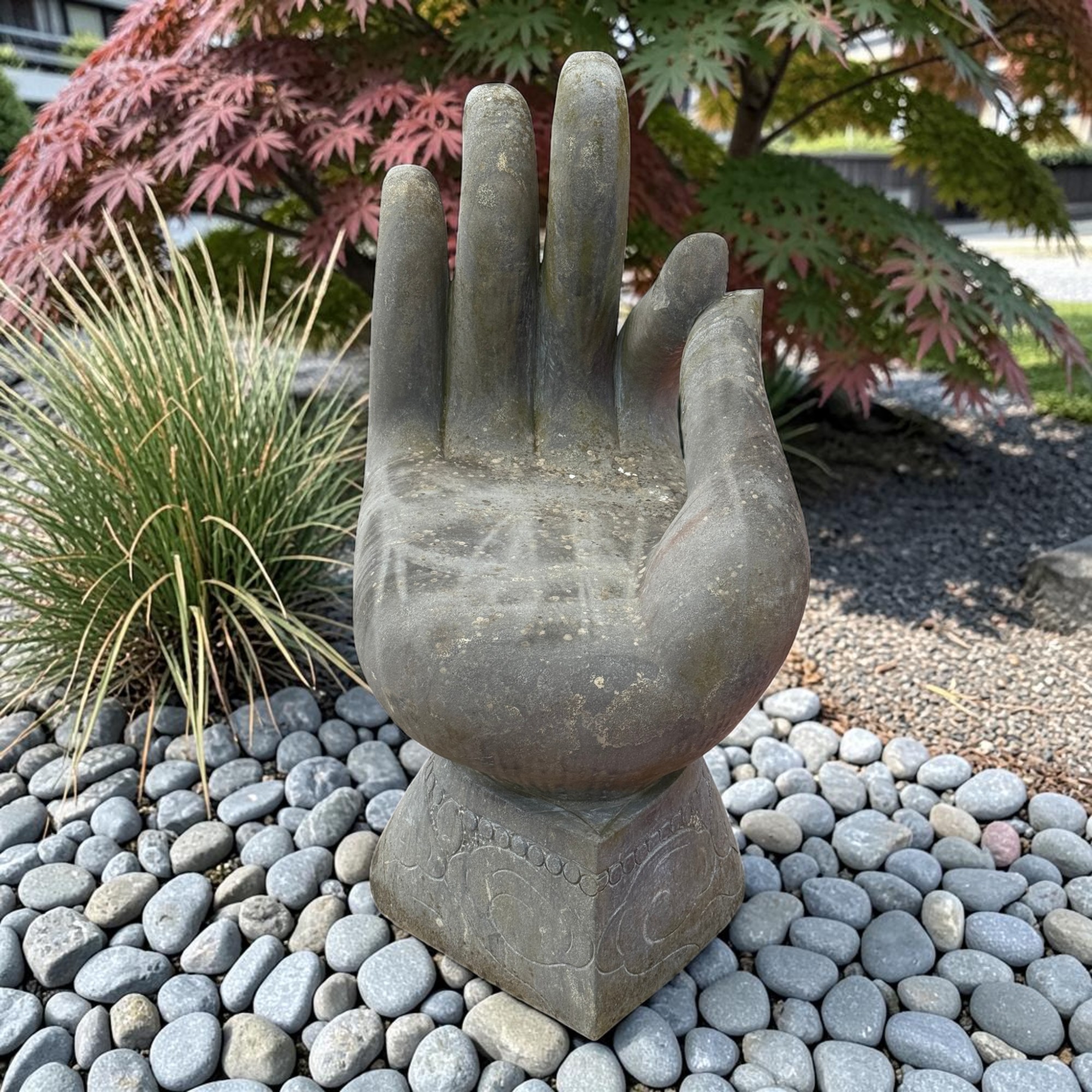 Buddha Hand mit Teaching Mudra aus Naturstein – Einzigartige Garten Sitzgelegenheit