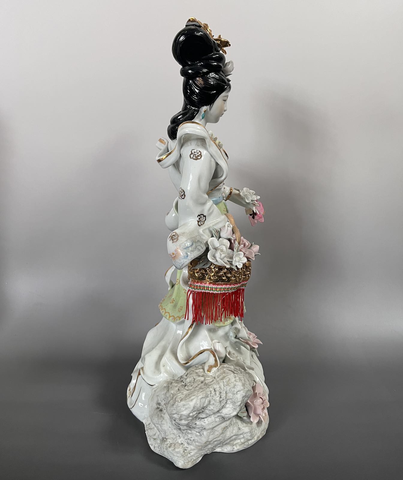 Chinesische Hofdame Porzellan Figur, Blumenschmuck