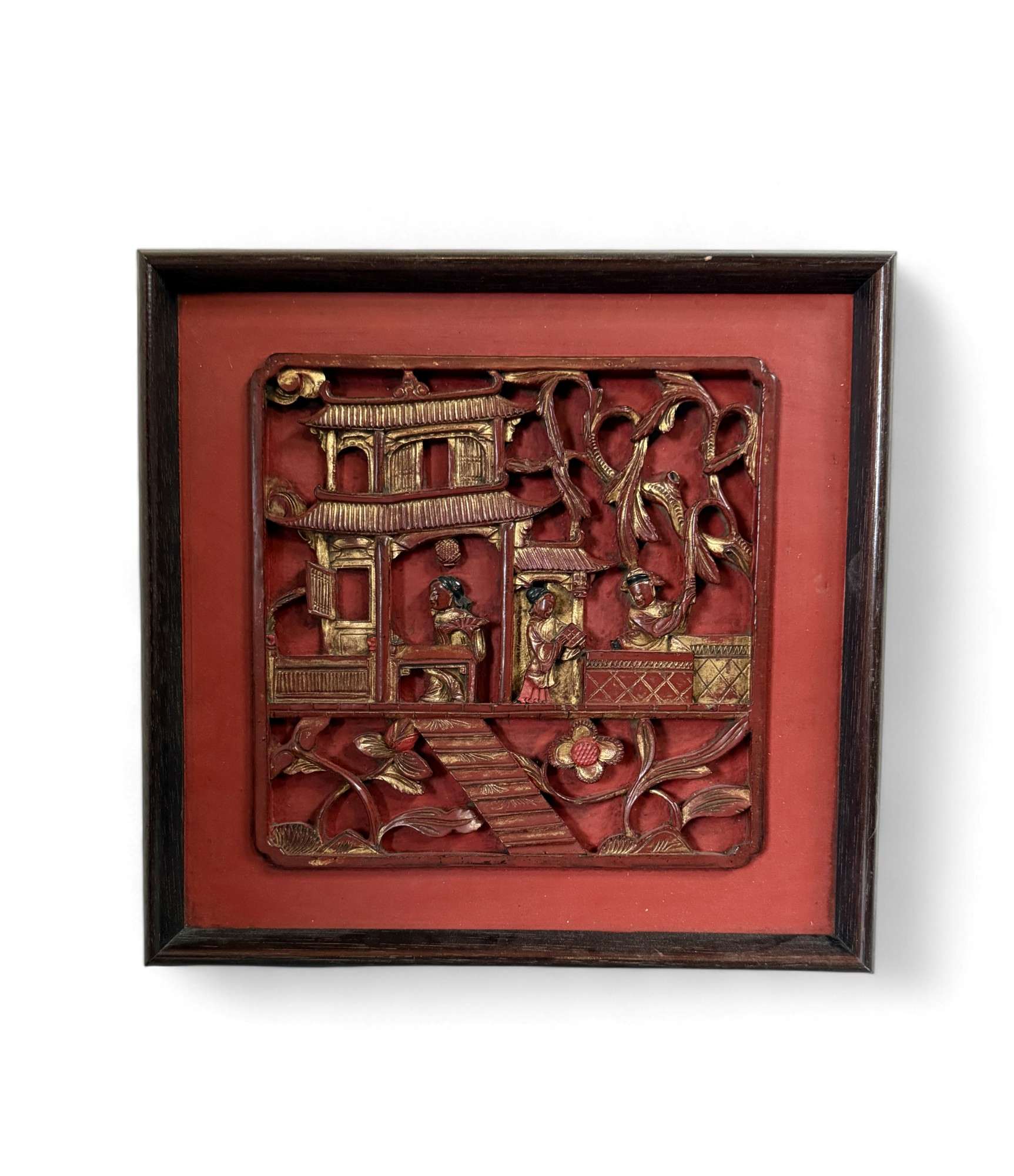 Chinesisches Holzrelief mit Restvergoldung – geschnitzte Wanddekoration Chinesisches Holzrelief mit Restvergoldung – geschnitzte Wanddekoration