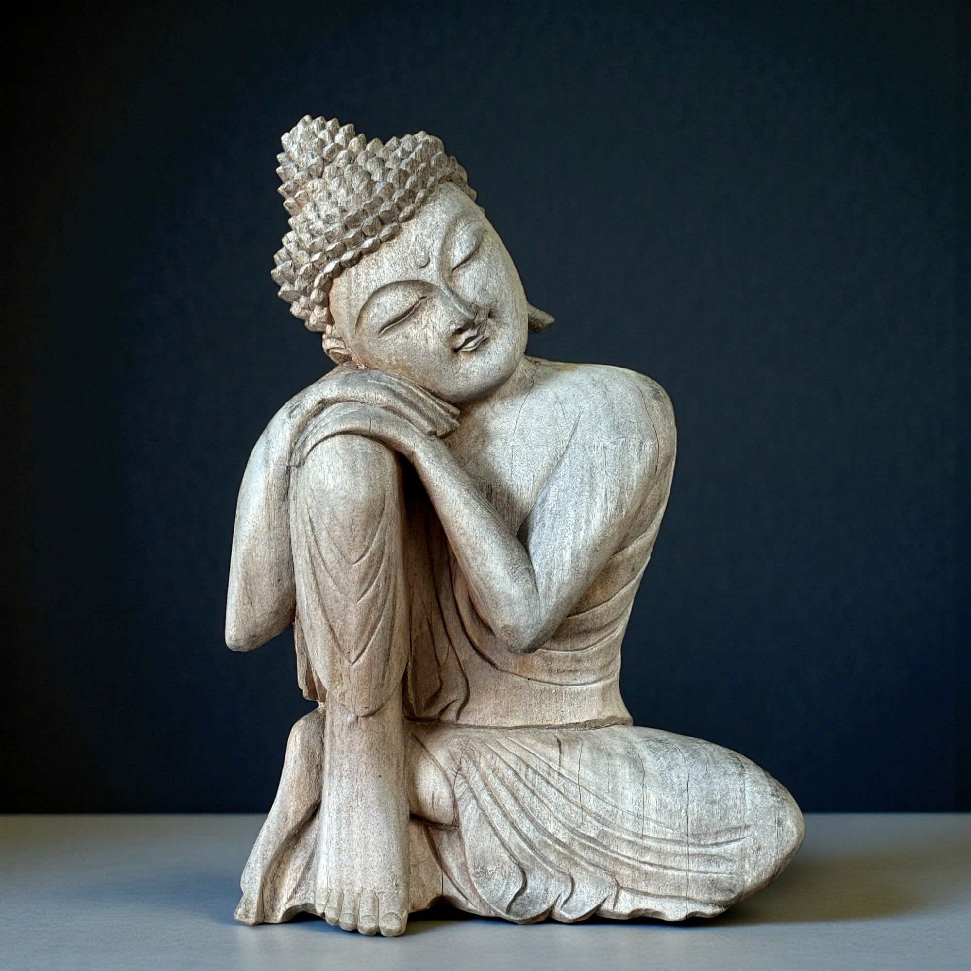 Ruhende Buddha Figur aus Suar Holz - 42 cm groß